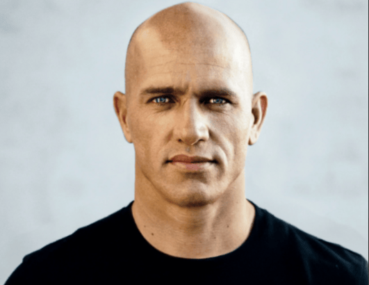 Kelly Slater, onze vezes campeão mundial de surfe e ícone global da performance esportiva, da inovação e da sustentabilidade (Crédito: Divulgação)