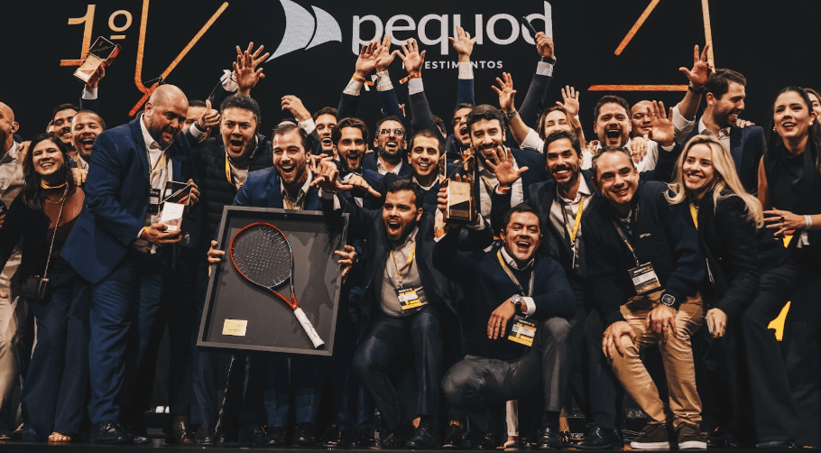 Equipe da Pequod Investimentos recebe prêmio de melhor escritório na 14ª edição do Brazil Advisor Awards (Crédito - Dani Neves)