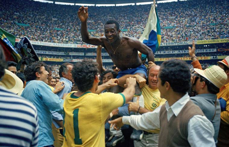 Pelé celebrando a conquista da Copa do Mundo de 1970 (El Gráfico, domínio público, via Wikimedia Commons)