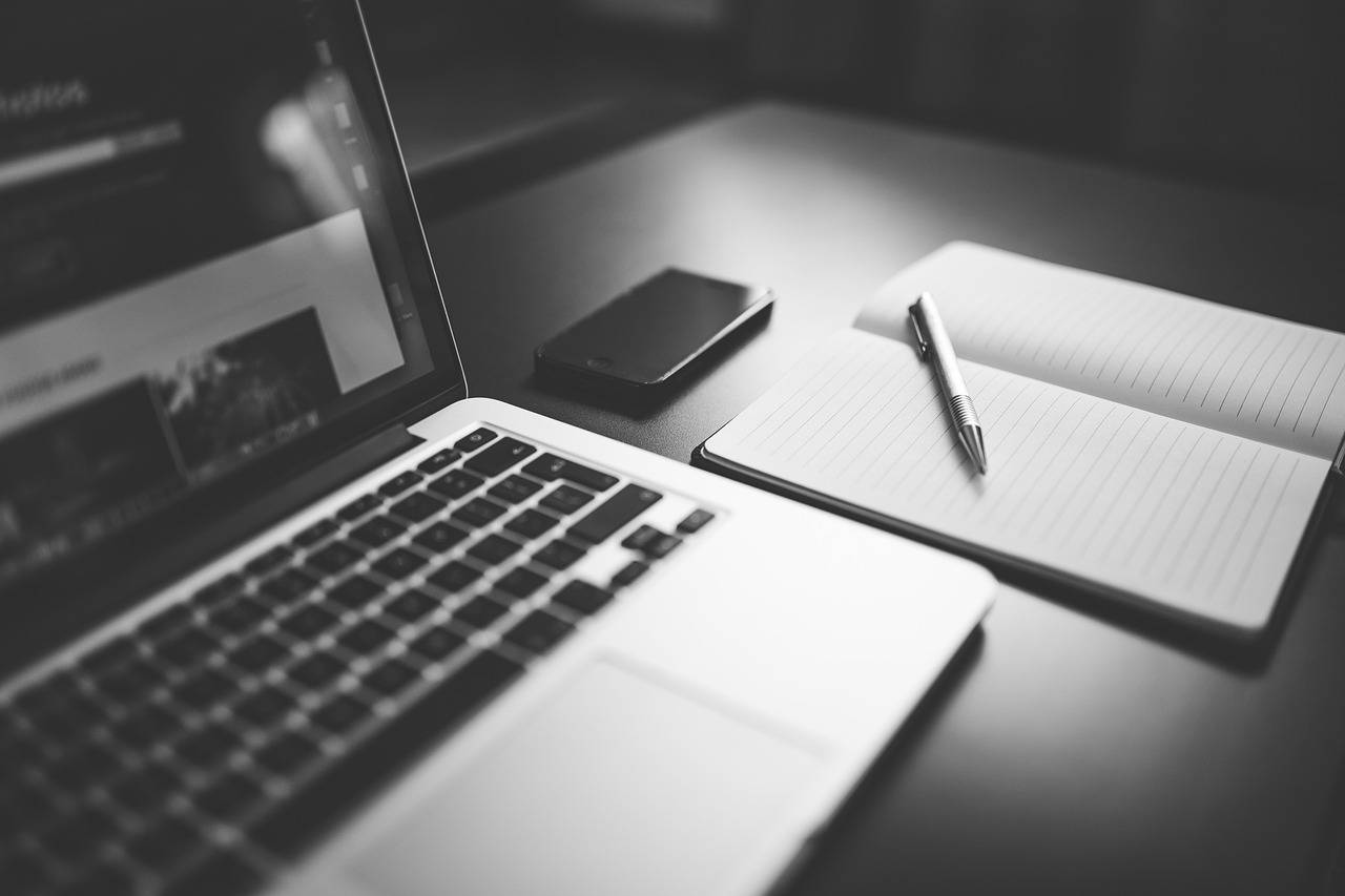 Notebook e caderno de anotações financeiras sobre a mesa