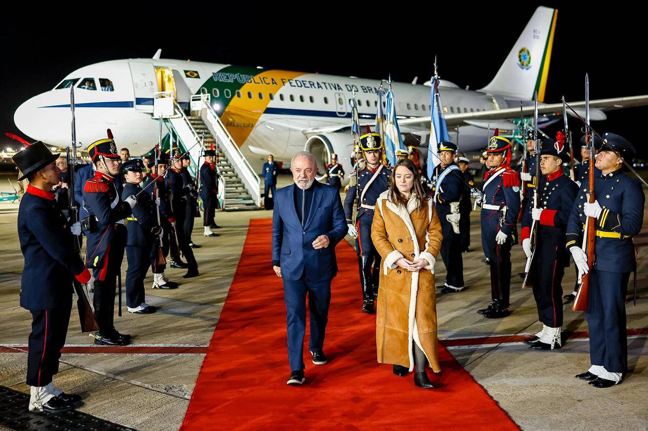 Presidente da República, Luiz Inácio Lula da Silva, durante Chegada a Buenos Aires.
Aeroestação Militar Aeroparque, Buenos Aires, Argentina.
 
Foto: Ricardo Stuckert / PR