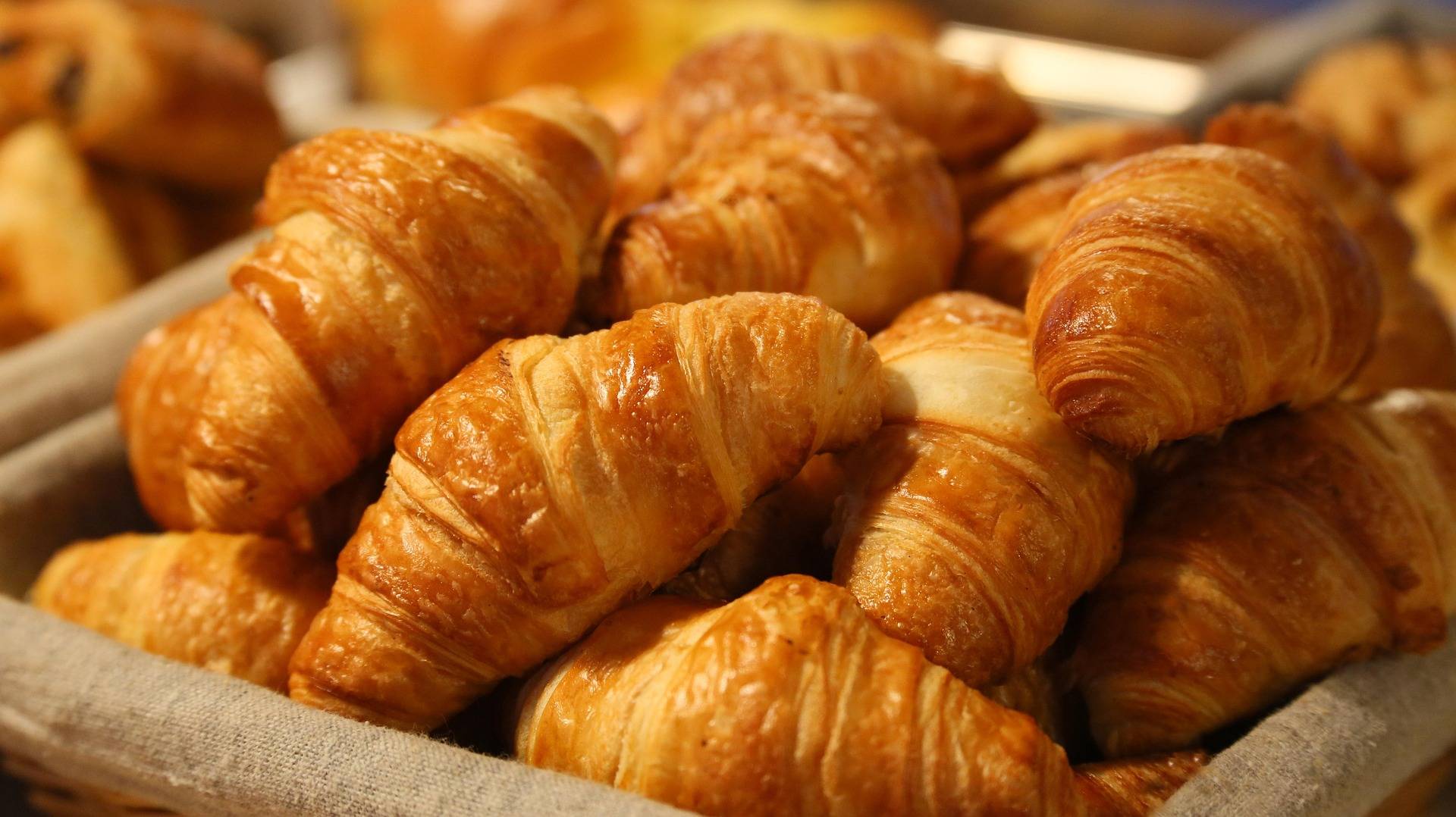 Bandeja com croissants, pães que levam manteiga no preparo. (Foto: Pexels/Pixabay)