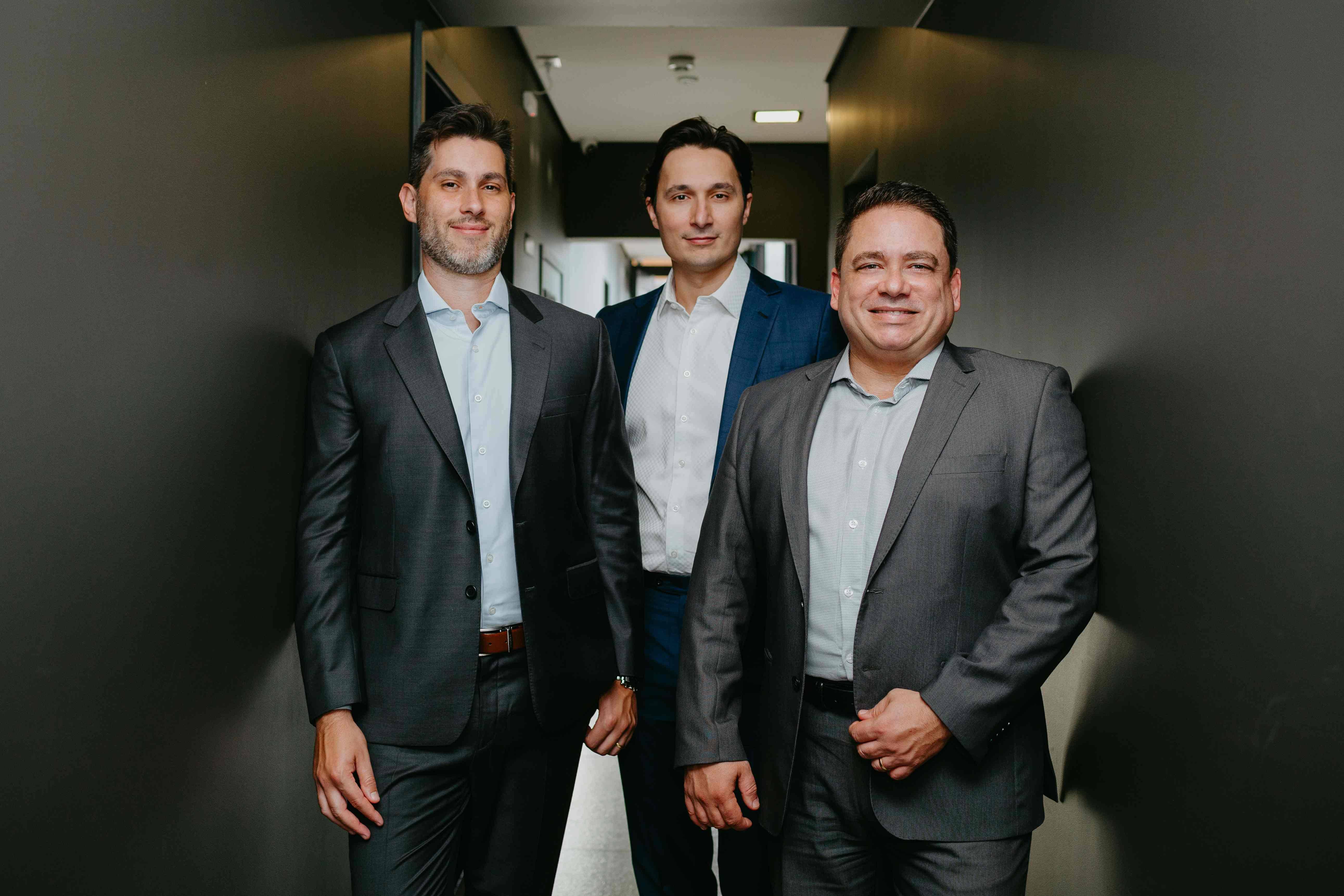 Da esquerda para a direita: Eduardo Cubas, sócio e diretor de alocação, Henrique Baggenstoss, sócio e CEO, e Lucas Pereira, sócio e diretor Institucional da Manchester Investimentos (Foto: Deise Lennert/Divulgação)