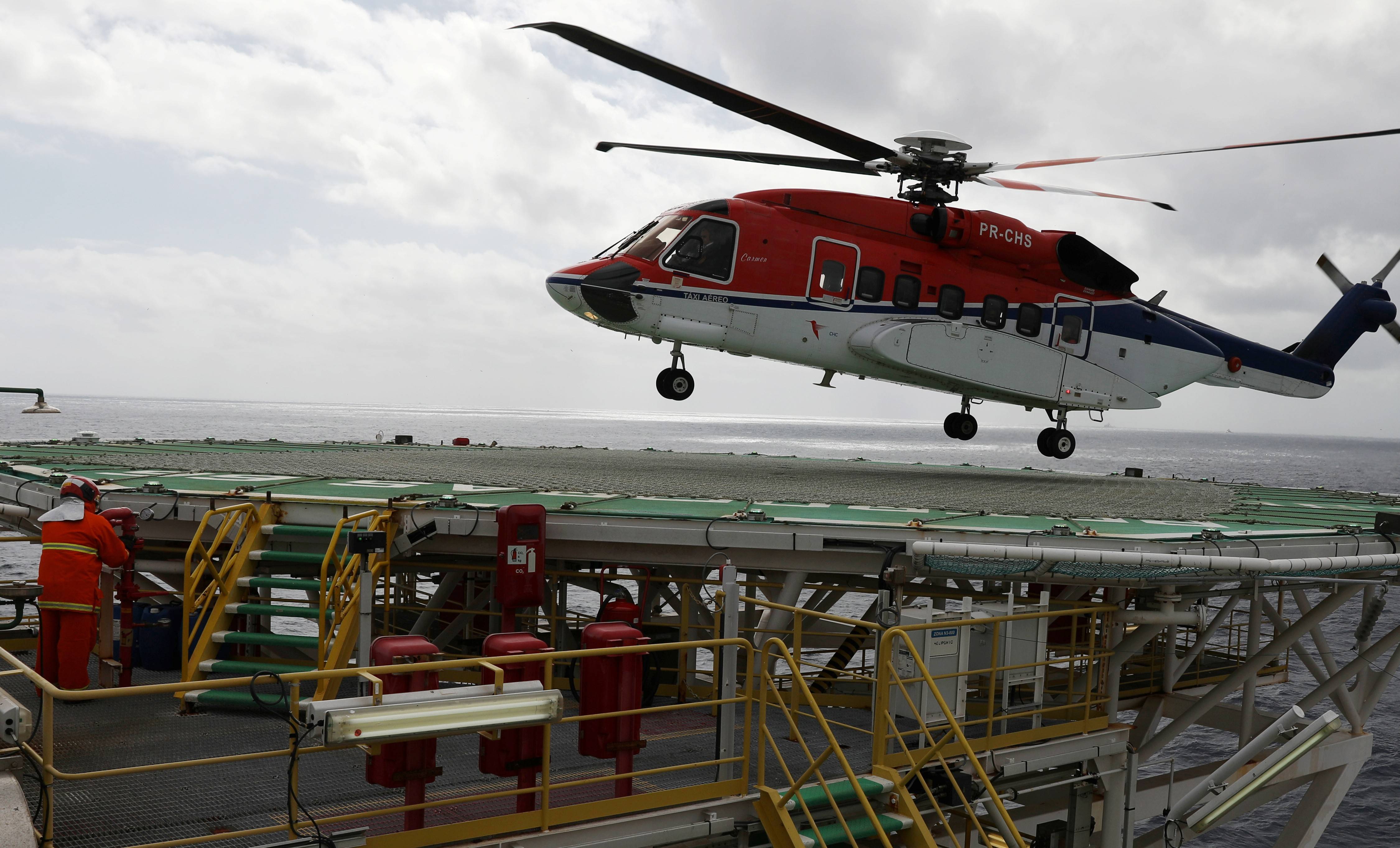 Helicóptero em plataforma da Petrobras na Bacia de Santos
5/09/2018
REUTERS/Pilar Olivares