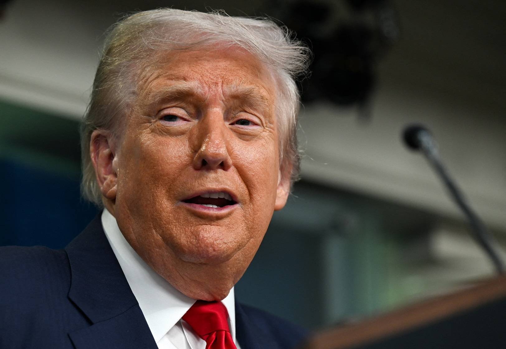 O presidente dos EUA, Donald Trump, fala à imprensa sobre o envio de agentes federais de aplicação da lei a Washington para reforçar a presença da polícia local, na Sala de Imprensa da Casa Branca, em Washington D.C., EUA, 11 de agosto de 2025. REUTERS/Annabelle Gordon