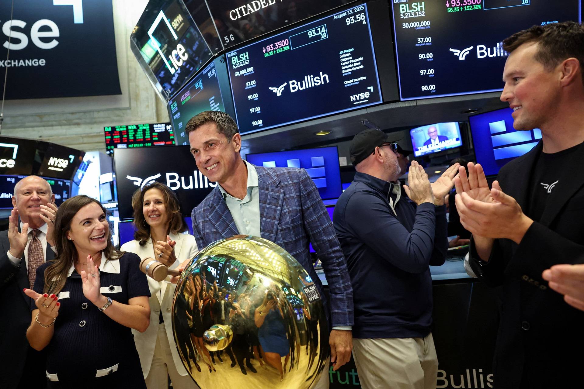 Tom Farley, CEO da Bullish, toca o sino para marcar o início da negociação das ações da Bullish, uma operadora de bolsa de criptomoedas, durante o IPO da empresa na Bolsa de Valores de Nova York (NYSE), na cidade de Nova York, EUA, em 13 de agosto de 2025. REUTERS/Brendan McDermid