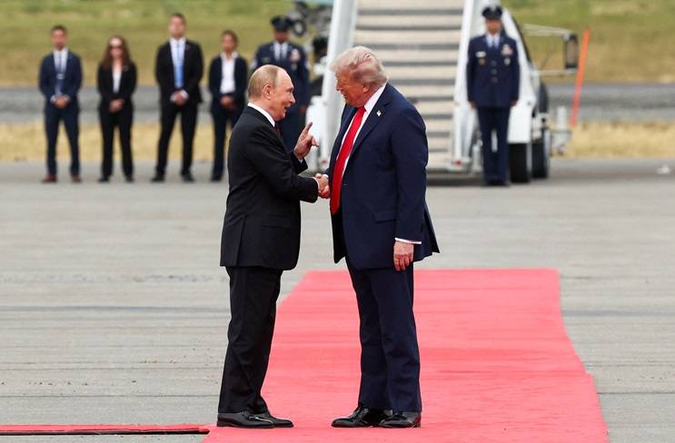 O presidente dos Estados Unidos, Donald Trump, aperta a mão do presidente russo, Vladimir Putin, enquanto se encontram para negociar o fim da guerra na Ucrânia, na Base Conjunta Elmendorf-Richardson em Anchorage, Alasca, EUA, 15 de agosto de 2025. REUTERS/Kevin Lamarque