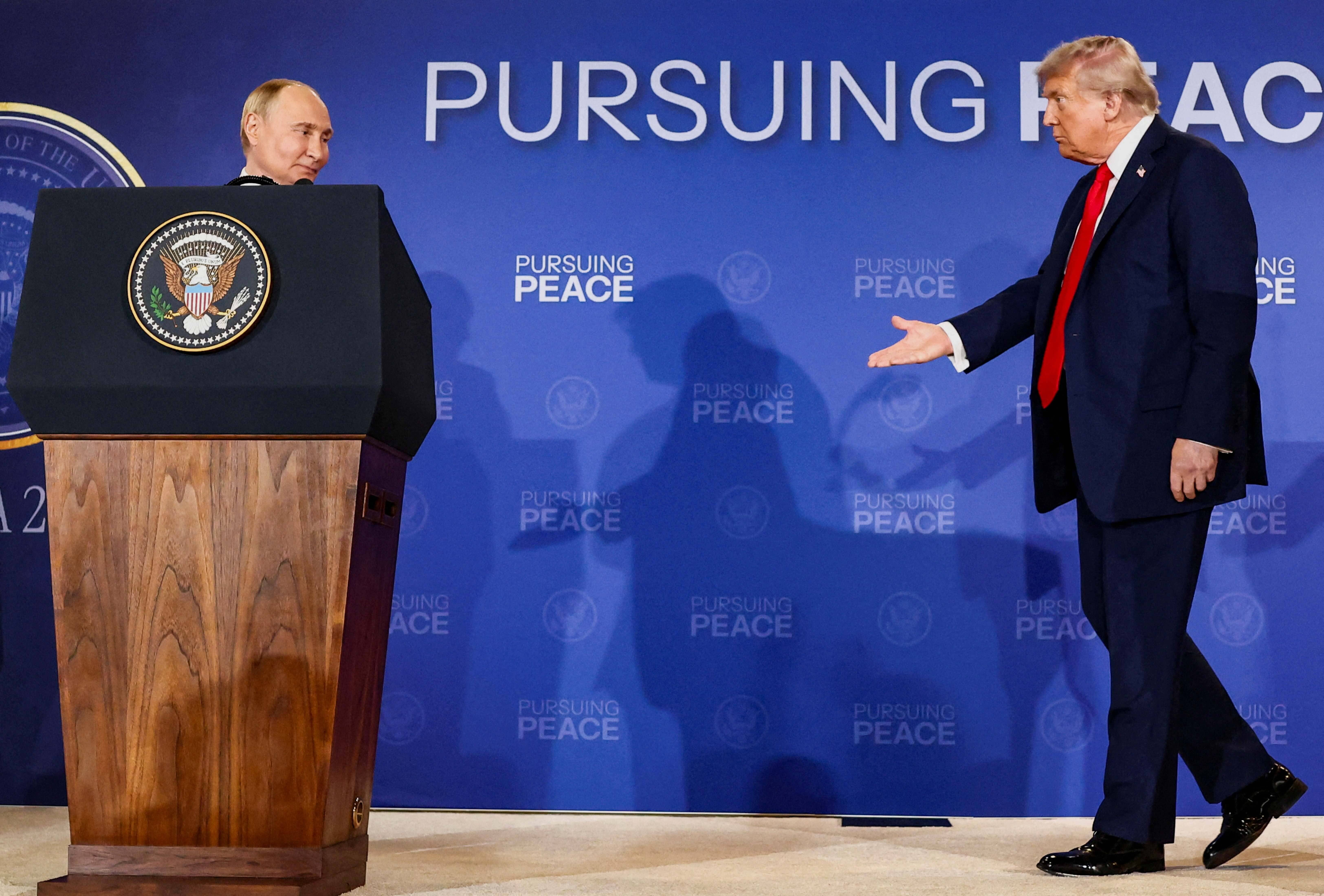 Presidente russo Vladimir Putin e o presidente dos EUA, Donald Trump - REUTERS/Kevin Lamarque=