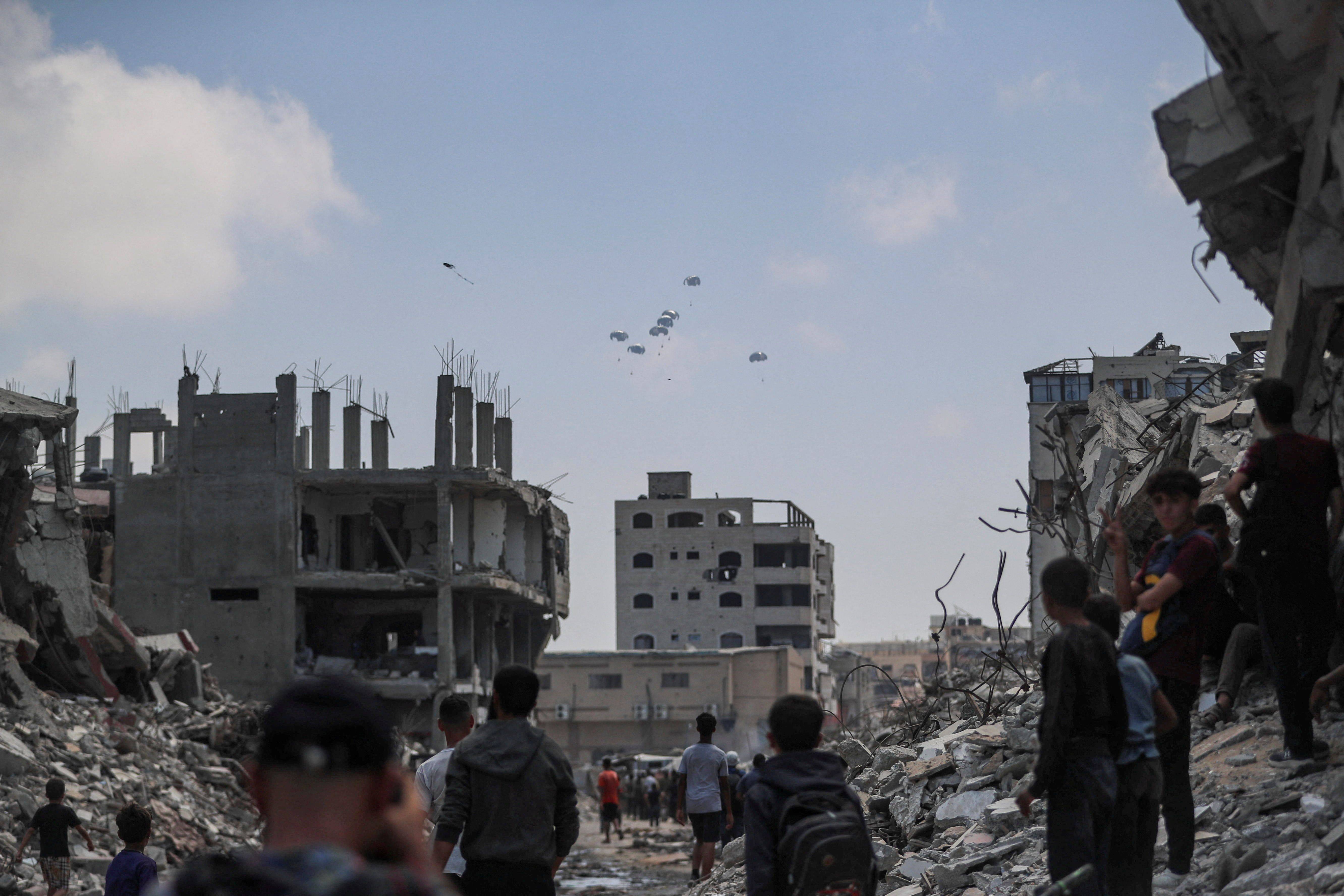 Palestinos observam chegada de suprimentos na Cidade de Gaza, na Faixa de Gaza 08/08/2025 REUTERS/Mahmoud Issa