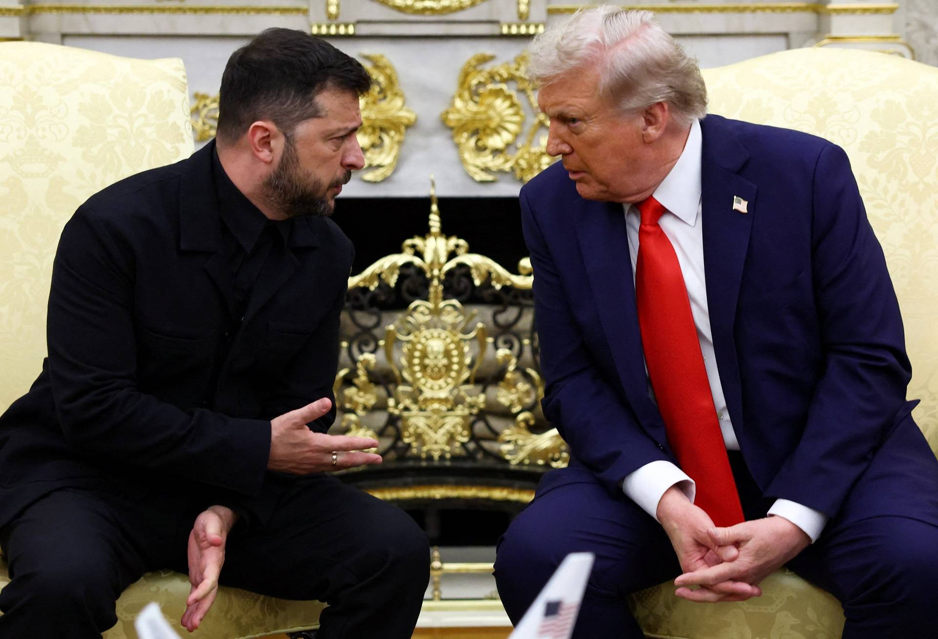 O presidente dos EUA, Donald Trump, e o presidente ucraniano, Volodymyr Zelenskiy, se encontram no Salão Oval da Casa Branca, em meio às negociações para encerrar a guerra russa na Ucrânia, em Washington, D.C., EUA, em 18 de agosto de 2025. REUTERS/Kevin Lamarque