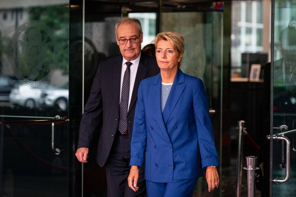 Karin Keller-Sutter, presidente da Suíça, à direita, e Guy Parmelin, ministro da Economia da Suíça, saem após reuniões no Departamento de Estado dos EUA em Washington, DC, em 6 de agosto.

Fotógrafo: Al Drago/Bloomberg