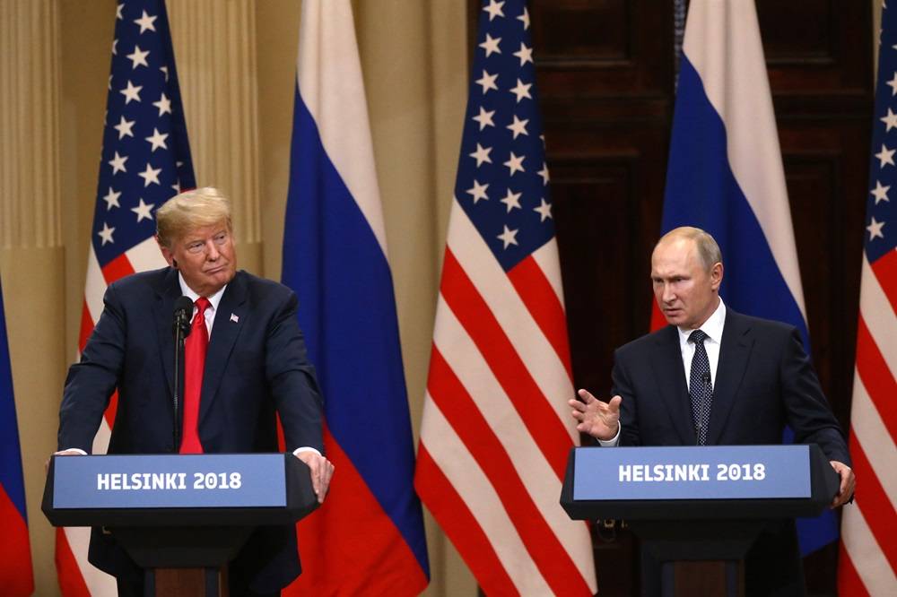 O presidente dos EUA, Trump, e Vladimir Putin em uma coletiva de imprensa conjunta após sua cúpula em Helsinque, em 2018 (Bloomberg)