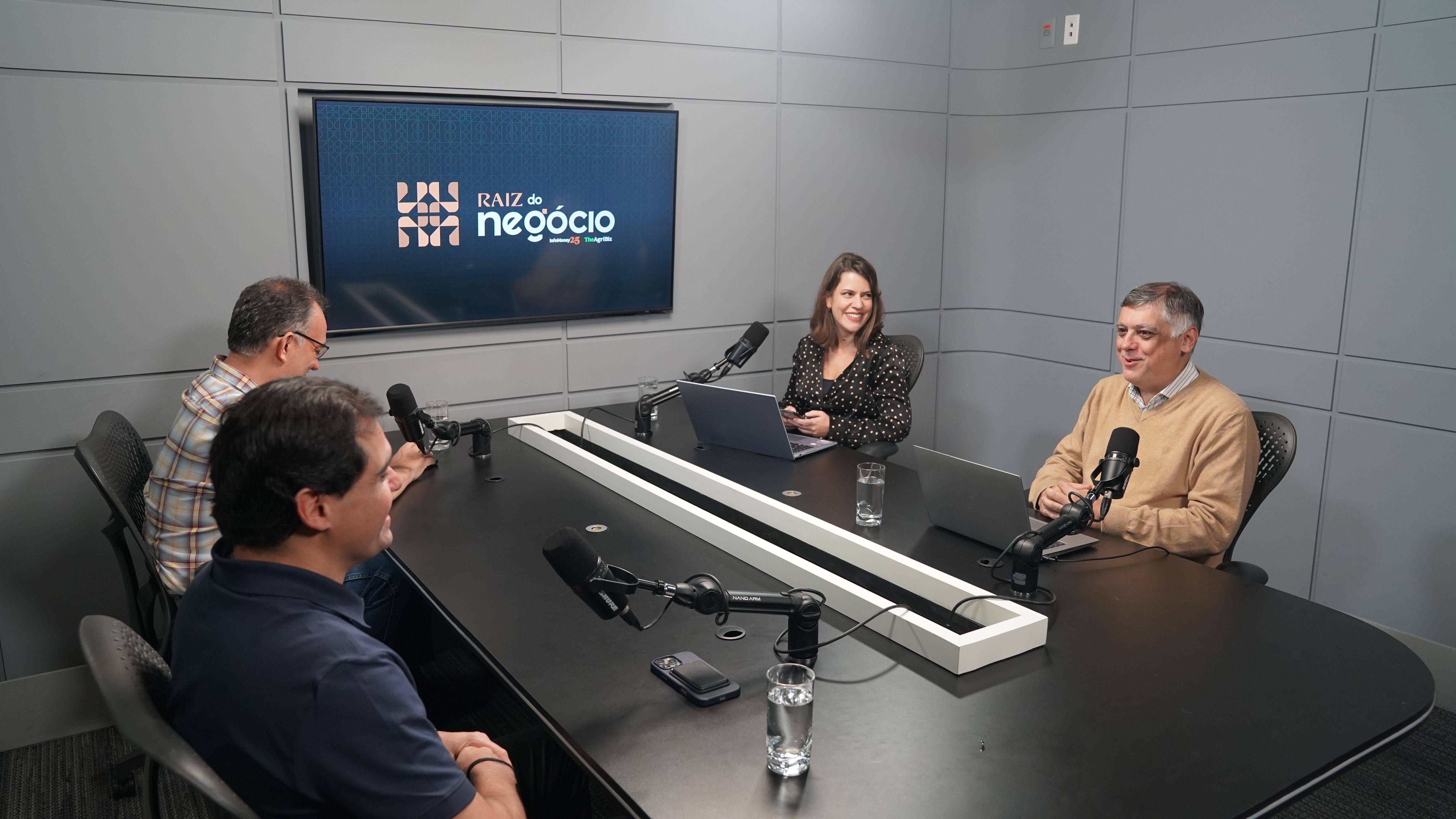Participação de Paulo Mesquita, da Riza (de camisa azul), no Raiz do Negócio, ao lado dos apresentadores (Foto: Fernando Lima/Infomoney)