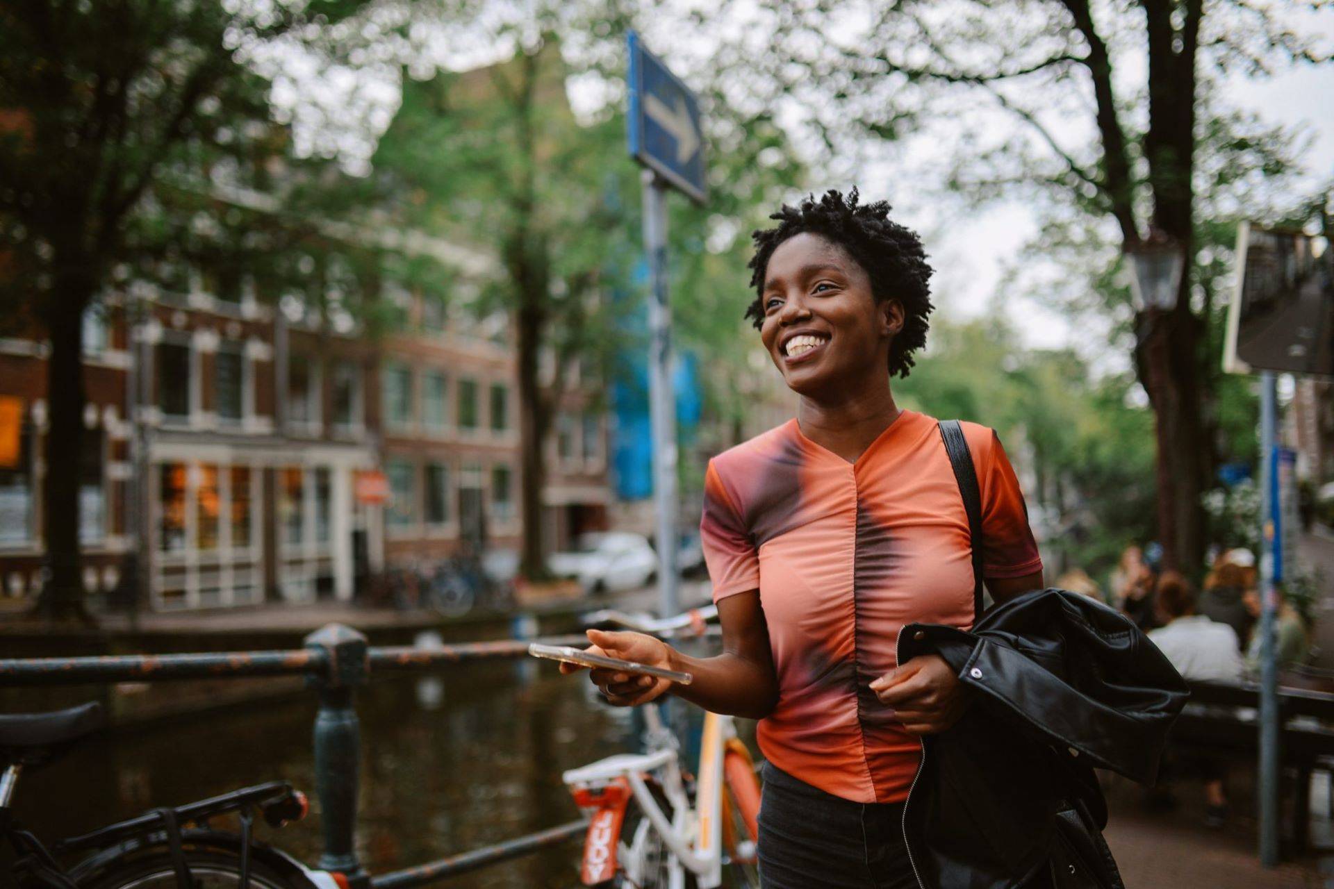 Os trabalhadores da Holanda estão cumprindo apenas quatro dias por semana, enquanto os funcionários americanos presos ao "grindset" trabalham em média 43 horas por semana (Foto: lechatnoir/Getty Images/Fortune)