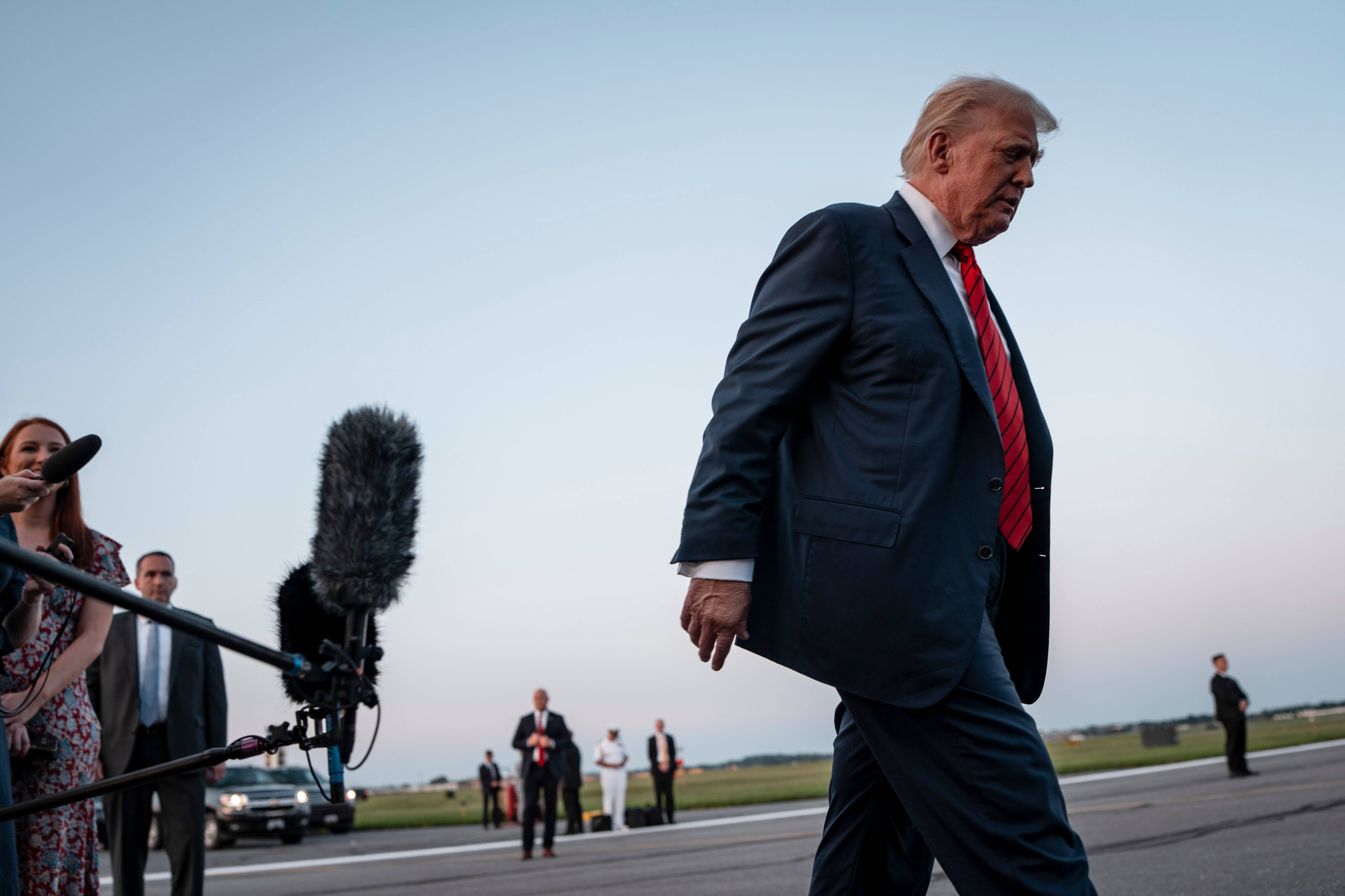 Os líderes europeus ficaram surpresos com a decisão de Trump de realizar uma reunião com Putin sobre a Ucrânia que excluiu o presidente ucraniano, Volodymyr Zelensky. Crédito... Haiyun Jiang/The New York Times