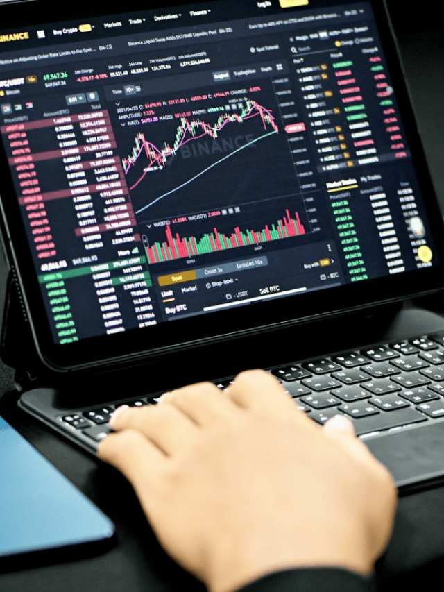 A imagem mostra um analista acompanhando gráficos que ativos financeiros; imagem pública de banco de imagens.