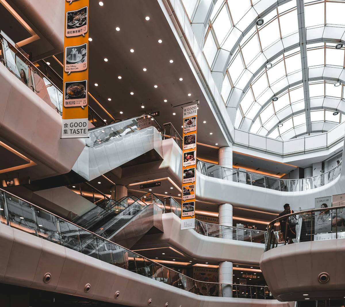 Imagem mostra parcialmente o interior de um shopping; crédito: banco de imagens livres.