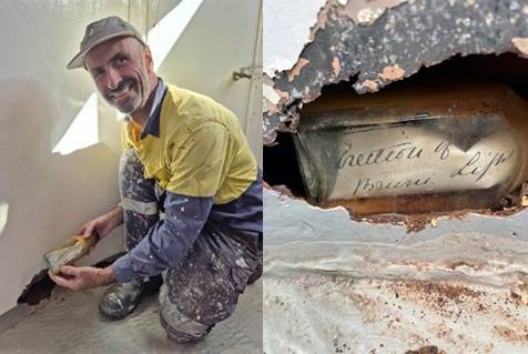 O pintor Brian Burfod mostra onde encontrou garrafa de 122 anos com mensagem dentro. (Foto: Divulgação/Serviço de Parques e Vida Selvagem da Tasmânia)