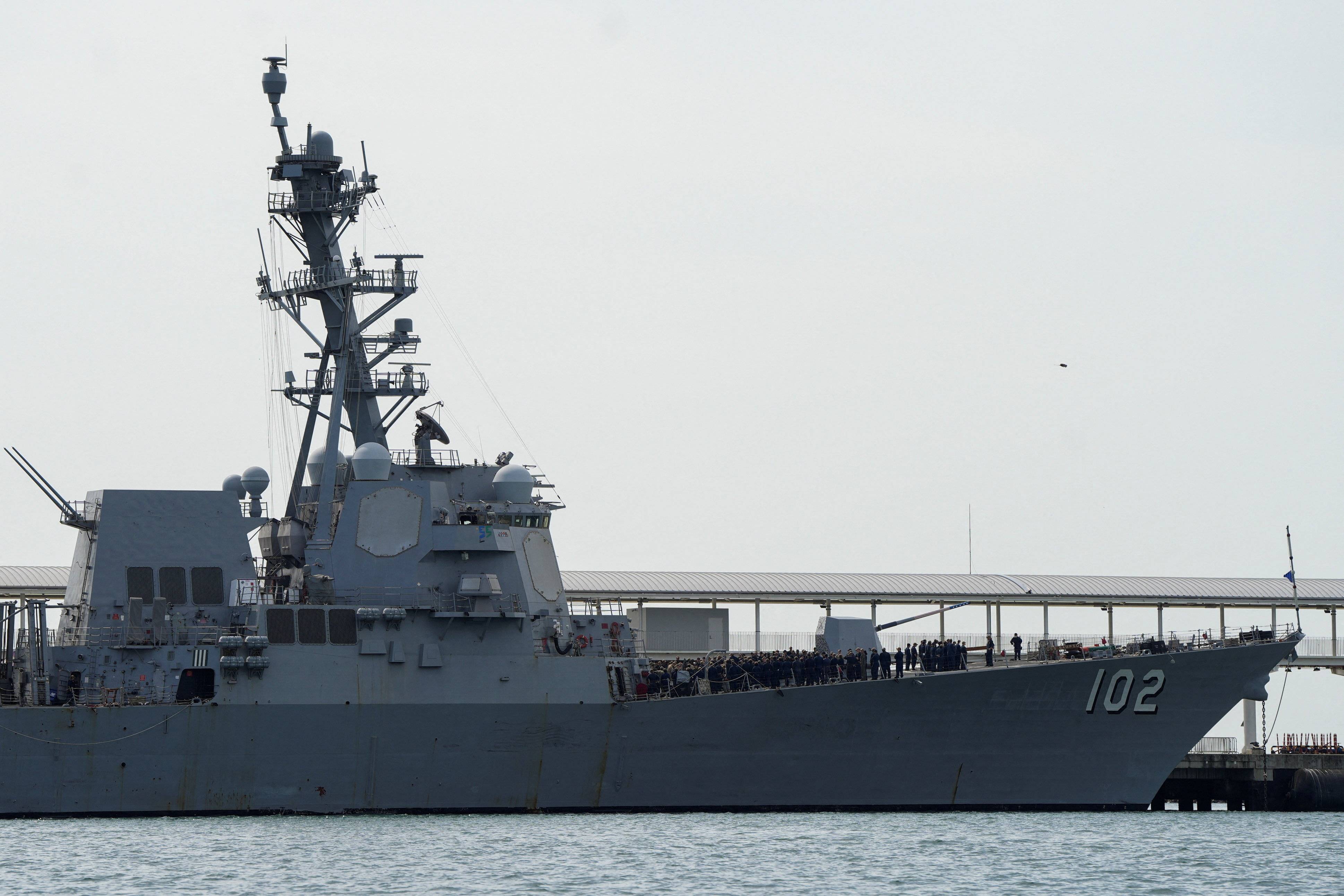 O destróier de mísseis guiados da Marinha dos EUA, USS Sampson DDG-102, atraca próximo à entrada do Canal do Panamá, em meio a um grande reforço das forças navais americanas na região do Caribe Sul, na Cidade do Panamá, Panamá, 31 de agosto de 2025. REUTERS/Enea Lebrun


