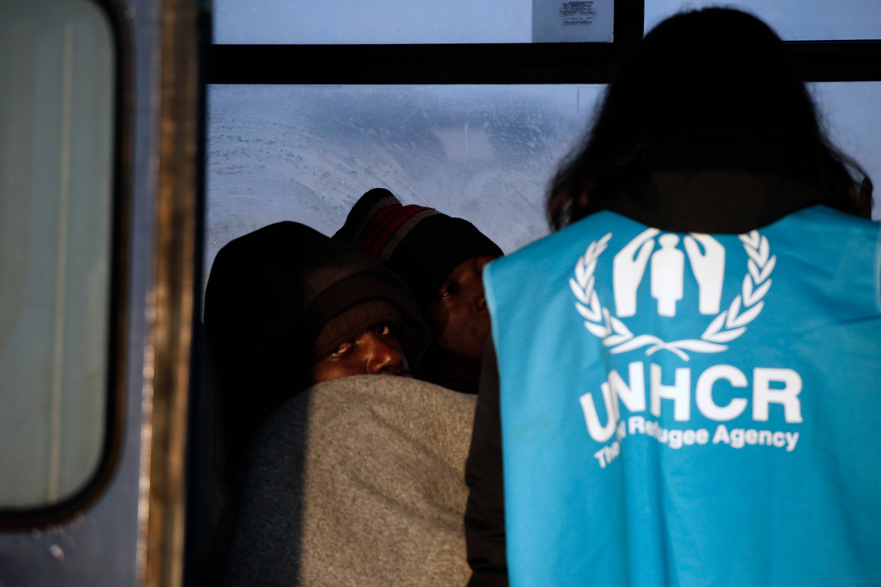Refugiado congolês com voluntária do Acnur em ilha grega de Lesbos 
 21/3/2016   REUTERS/Alkis Konstantinidis