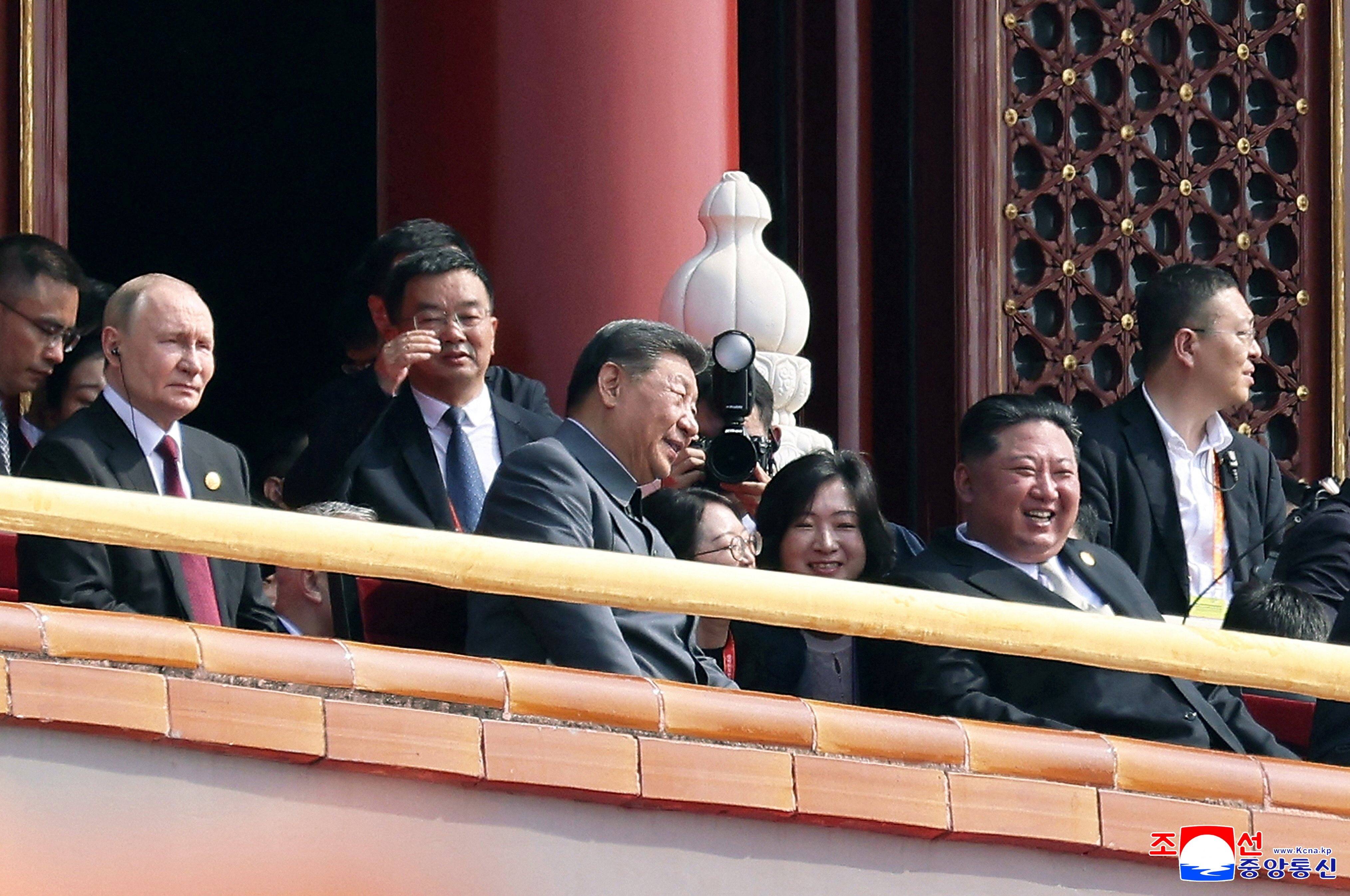 O presidente chinês Xi Jinping, o líder norte-coreano Kim Jong Un e o presidente russo Vladimir Putin participam de um desfile militar para marcar o 80º aniversário do fim da Segunda Guerra Mundial, em Pequim, China, em 3 de setembro de 2025, nesta foto divulgada pela Agência Central de Notícias Coreana, oficial da Coreia do Norte. KCNA via REUTERS 