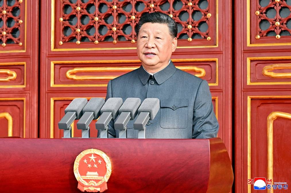O presidente chinês Xi Jinping fala durante um desfile militar que marca o 80º aniversário do fim da Segunda Guerra Mundial, em Pequim, China, nesta imagem divulgada pela Agência Central de Notícias da Coreia (KCNA) em 3 de setembro de 2025. KCNA via REUTERS