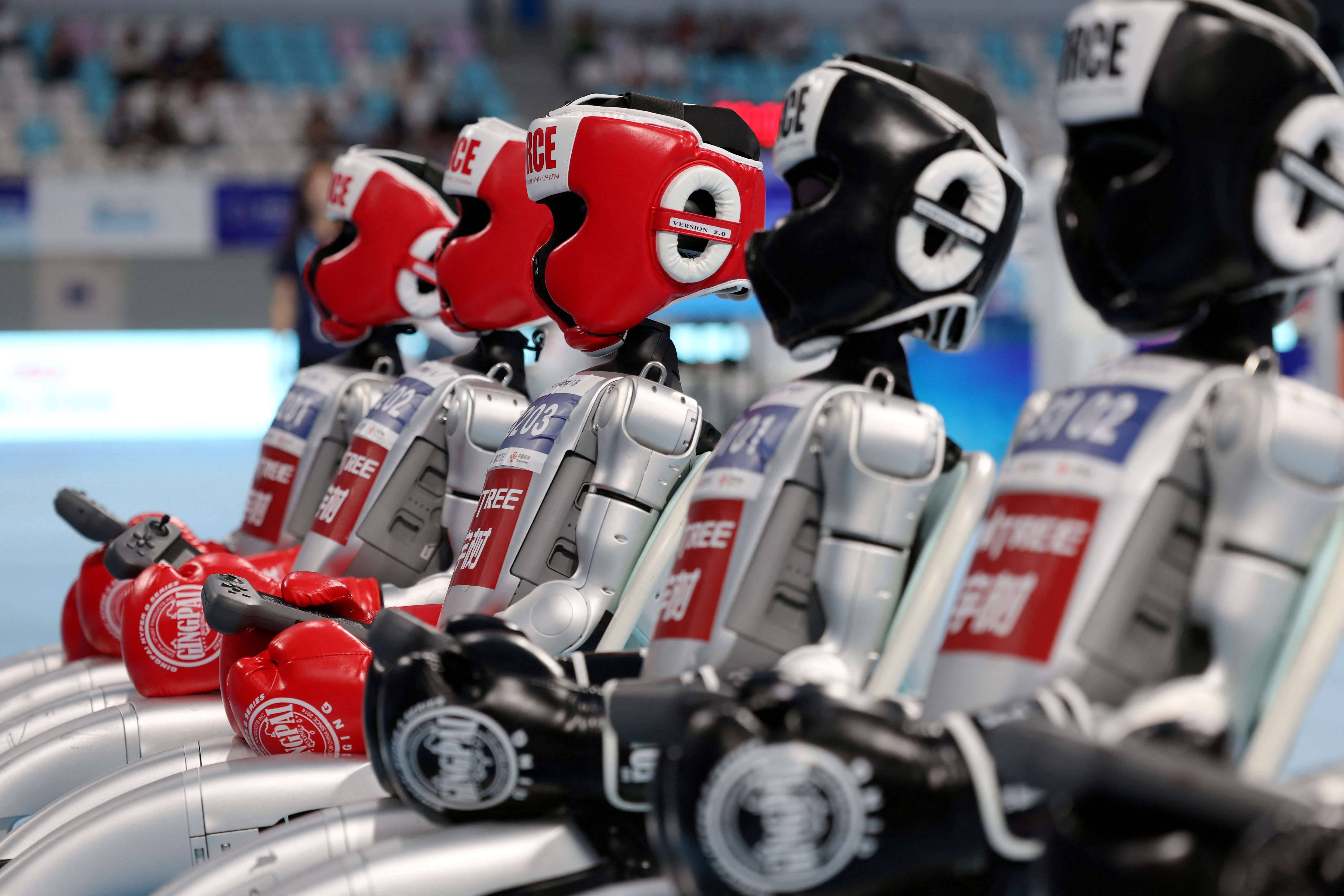 Robôs humanoides da Unitree Robotics antes de uma luta de kickboxing nos Jogos Mundiais de Robôs Humanoides, no Oval Nacional de Patinação de Velocidade em Pequim, China, em 16 de agosto de 2025. (Foto: REUTERS/Florence Lo)