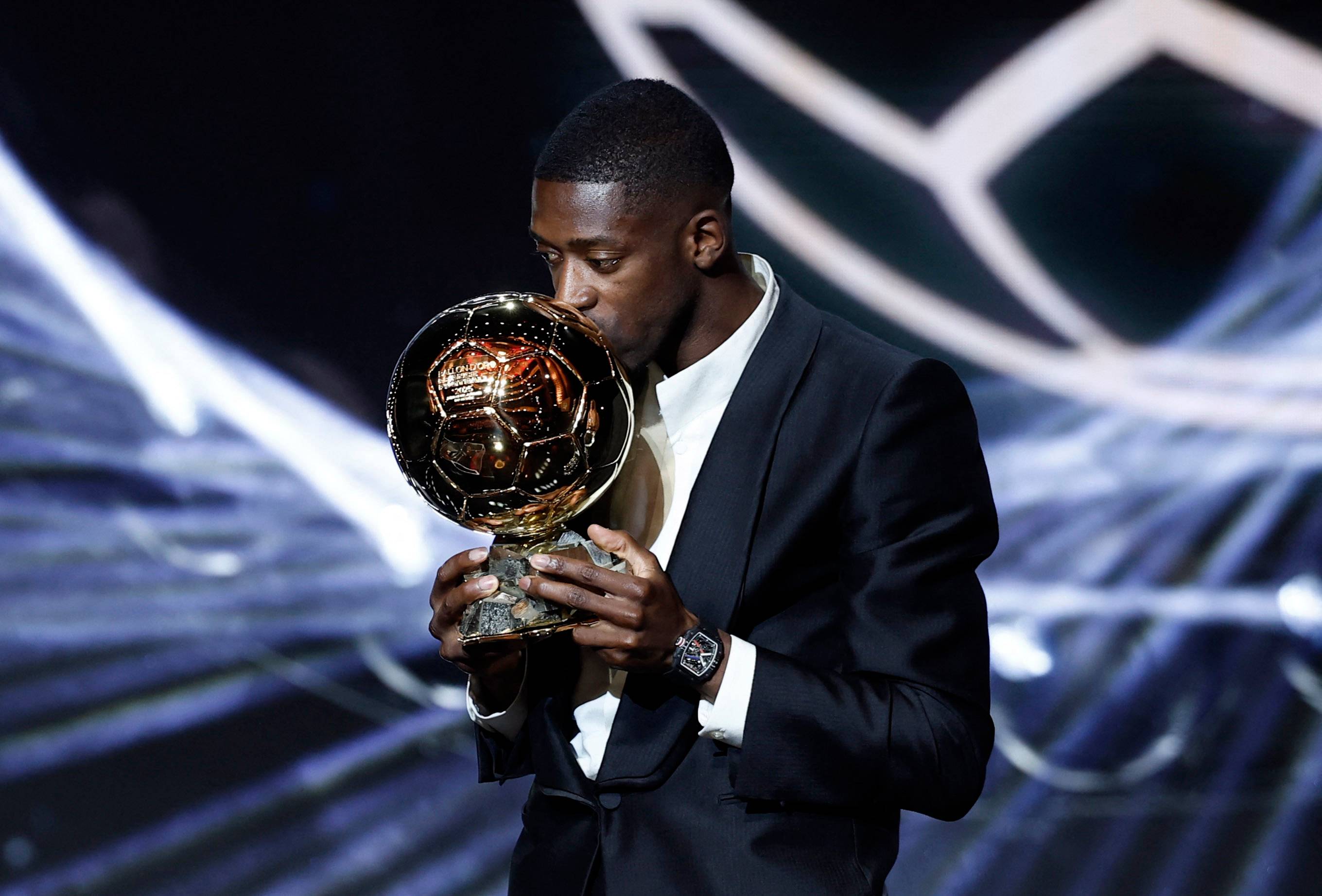 Futebol - Bola de Ouro - Théâtre du Châtelet, Paris, França - 22 de setembro de 2025 Ousmane Dembélé, do Paris Saint-Germain, comemora após vencer o prêmio da Bola de Ouro masculina REUTERS/Benoit Tessier

