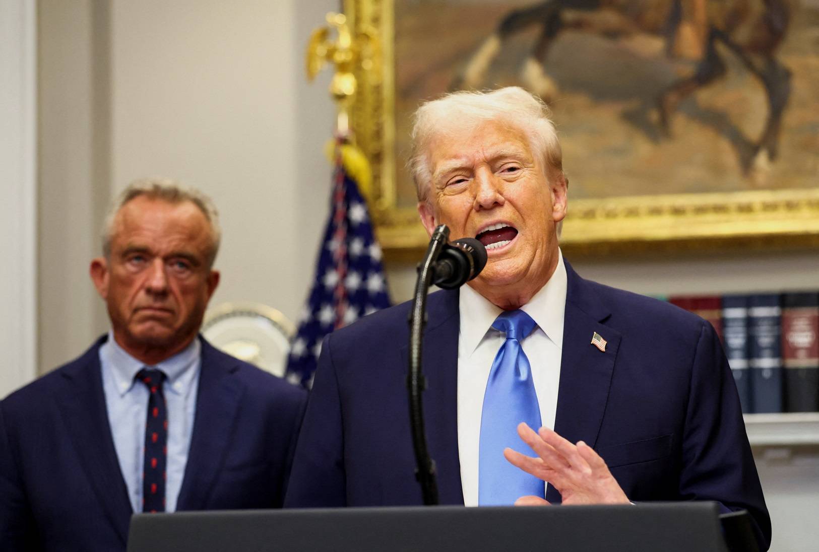 O presidente dos EUA, Donald Trump, ao lado do secretário de Saúde e Serviços Humanos dos EUA, Robert F. Kennedy Jr., faz um anúncio na Casa Branca, em Washington, D.C., EUA, 22 de setembro de 2025. REUTERS/Kevin Lamarque

