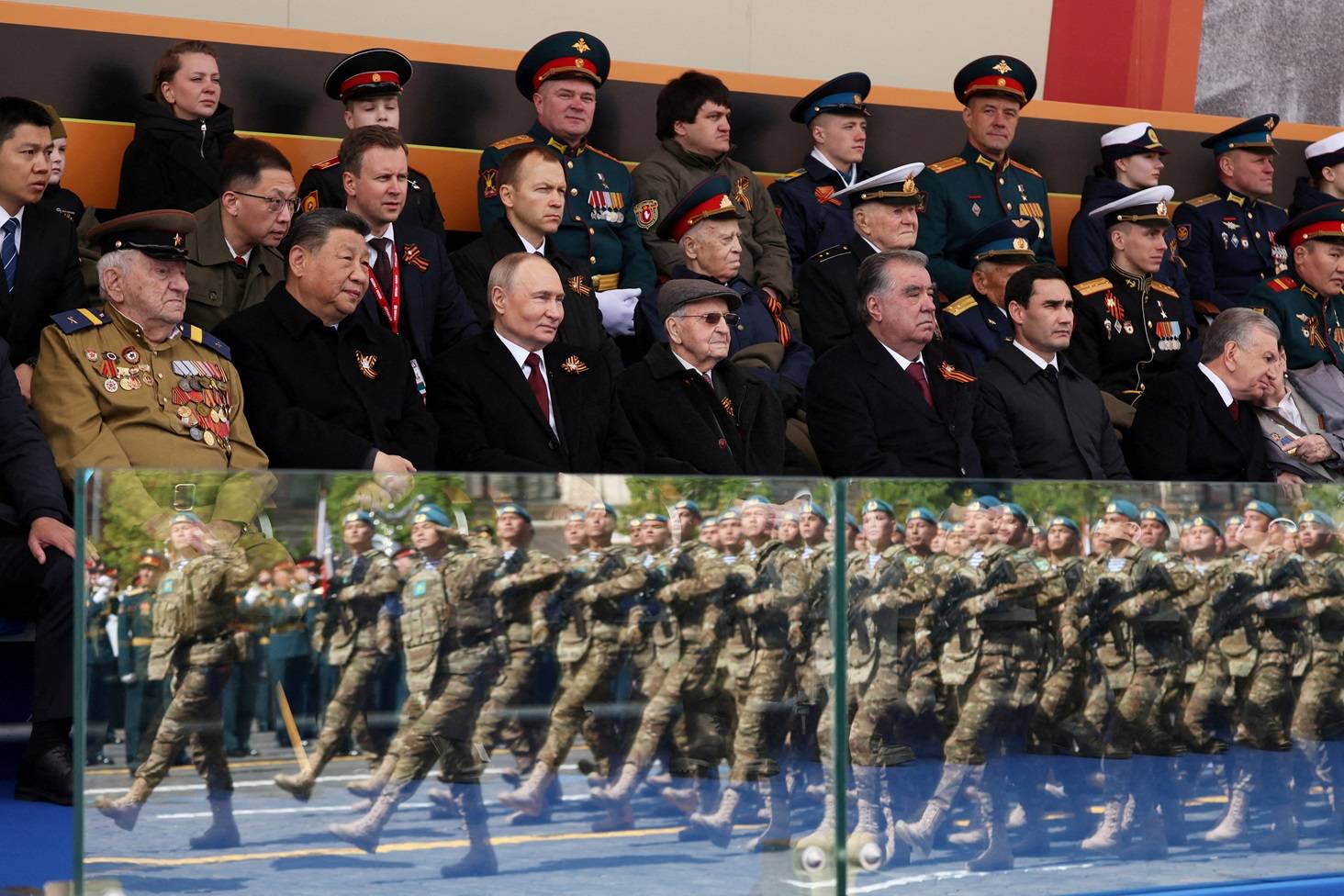 Espectadores, incluindo o presidente russo Vladimir Putin, o presidente chinês Xi Jinping, o presidente do Tajiquistão Emomali Rahmon, o presidente do Turcomenistão Serdar Berdimuhamedov e o presidente do Uzbequistão Shavkat Mirziyoyev, assistem a um desfile militar no Dia da Vitória, marcando o 80º aniversário da vitória sobre a Alemanha nazista na Segunda Guerra Mundial, na Praça Vermelha, no centro de Moscou, Rússia, em 9 de maio de 2025. Sputnik/Vyacheslav Prokofyev/Pool via REUTERS