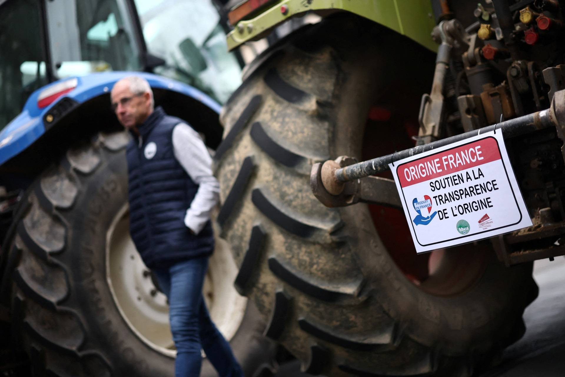 Agricultores franceses se reúnem com seus tratores em frente à Prefeitura de Vendee durante um dia de protestos convocados pelo sindicato agrícola francês FNSEA para protestar contra o acordo de livre comércio UE-Mercosul com os países sul-americanos e as tarifas dos EUA, em La Roche-sur-Yon, França, 26 de setembro de 2025. O slogan diz "Origem França, apoio à transparência da origem". REUTERS/Stephane Mahe