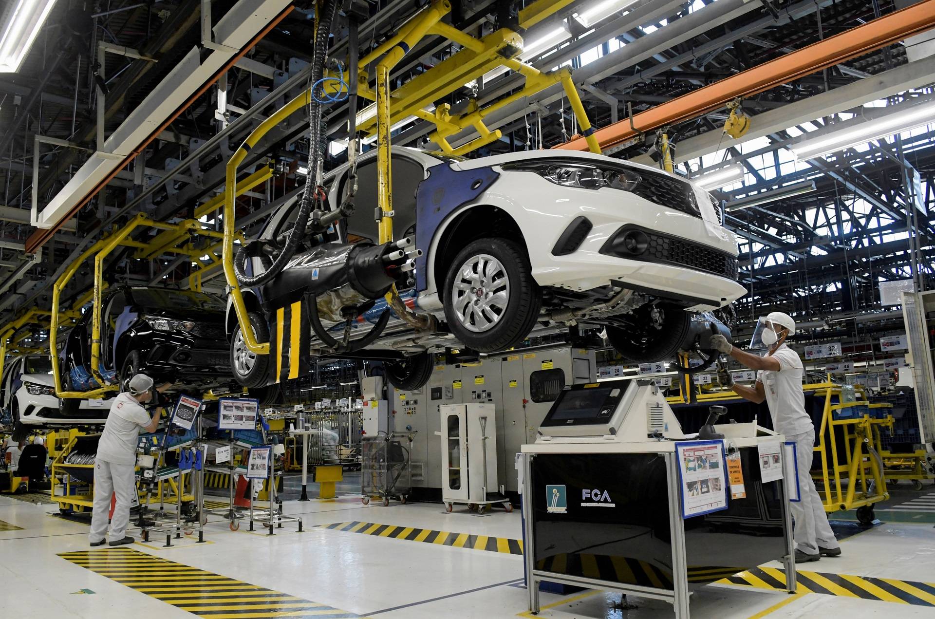 Trabalhadores em fábrica da Fiat Chrysler, em Betim, Minas Gerais
20/05/2020
REUTERS/Washington Alves