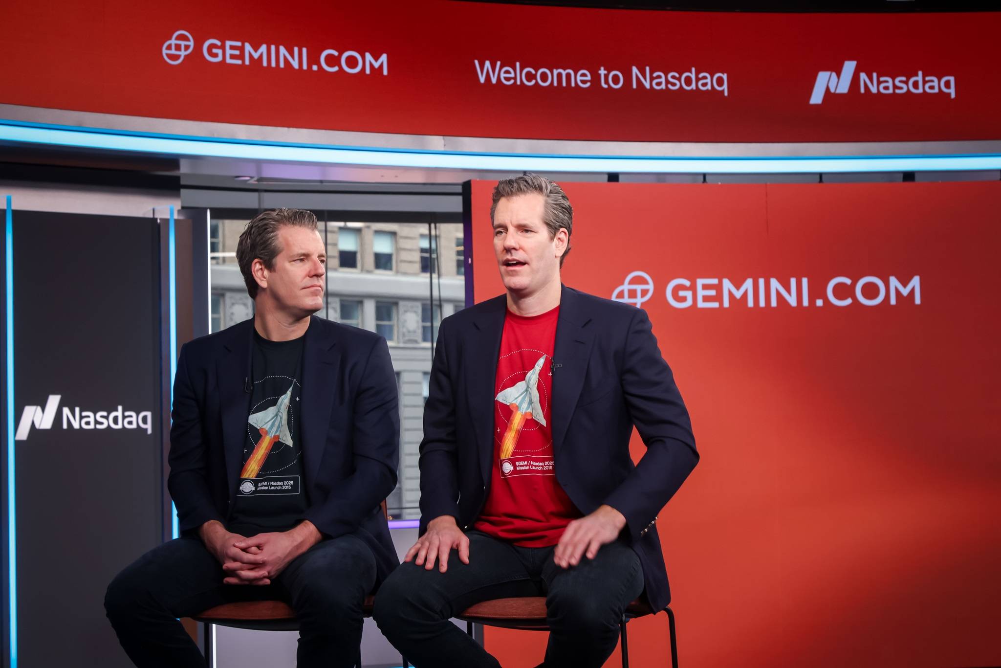 Tyler Winklevoss, à esquerda, e Cameron Winklevoss durante o IPO da empresa no Nasdaq MarketSite em Nova York, em 12 de setembro.

Fotógrafo: Michael Nagle/Bloomberg