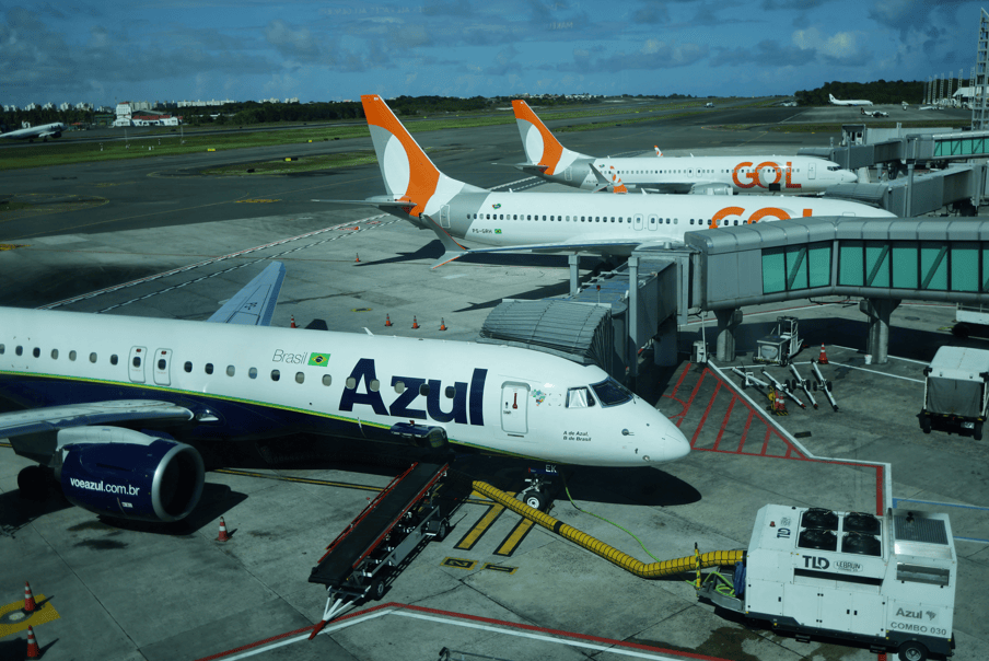 Aviões da Azul e da Gol no Aeroporto Internacional de Salvador, Brasil
