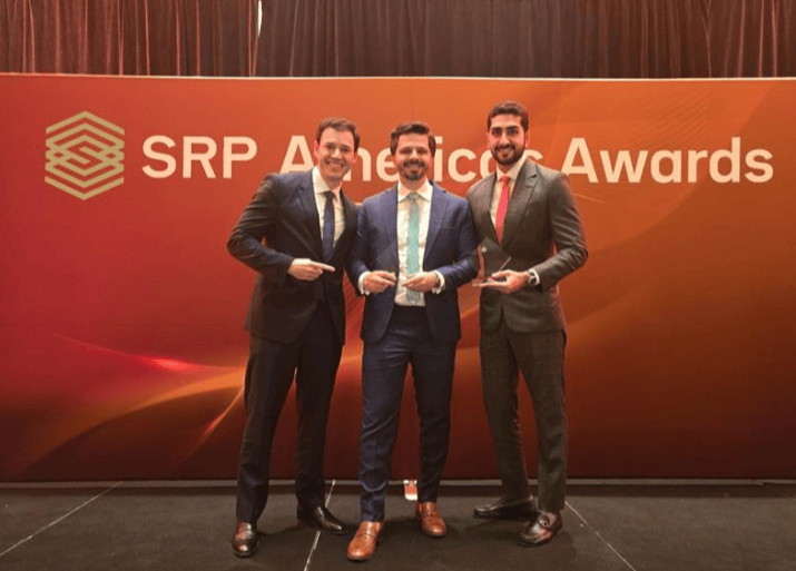 Fabio Garret, Bruno Giannecchini e Victor Vallim (da XP) na cerimônia de entrega dos prêmios do SRP Americas Awards 2025 (Divulgação)