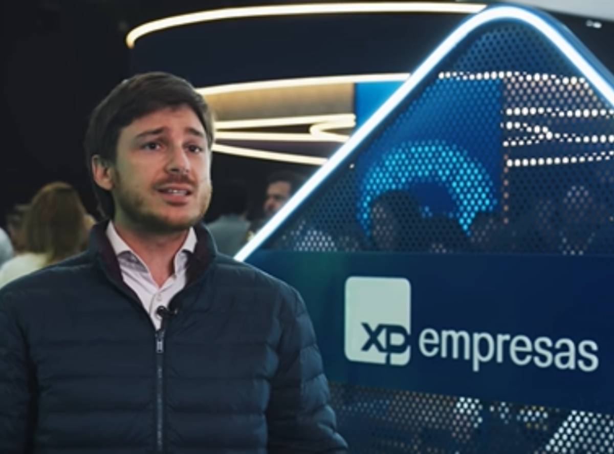 A imagem traz Felipe Riberti em um evento da XP.