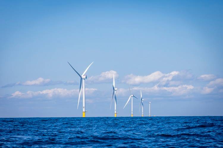 Uma turbina danificada na Vineyard Wind, o segundo maior parque eólico offshore do país, na costa de Massachusetts, levou ao fechamento de várias praias para banhistas quando quebrou no ano passado. Crédito... Randi Baird para The New York Times