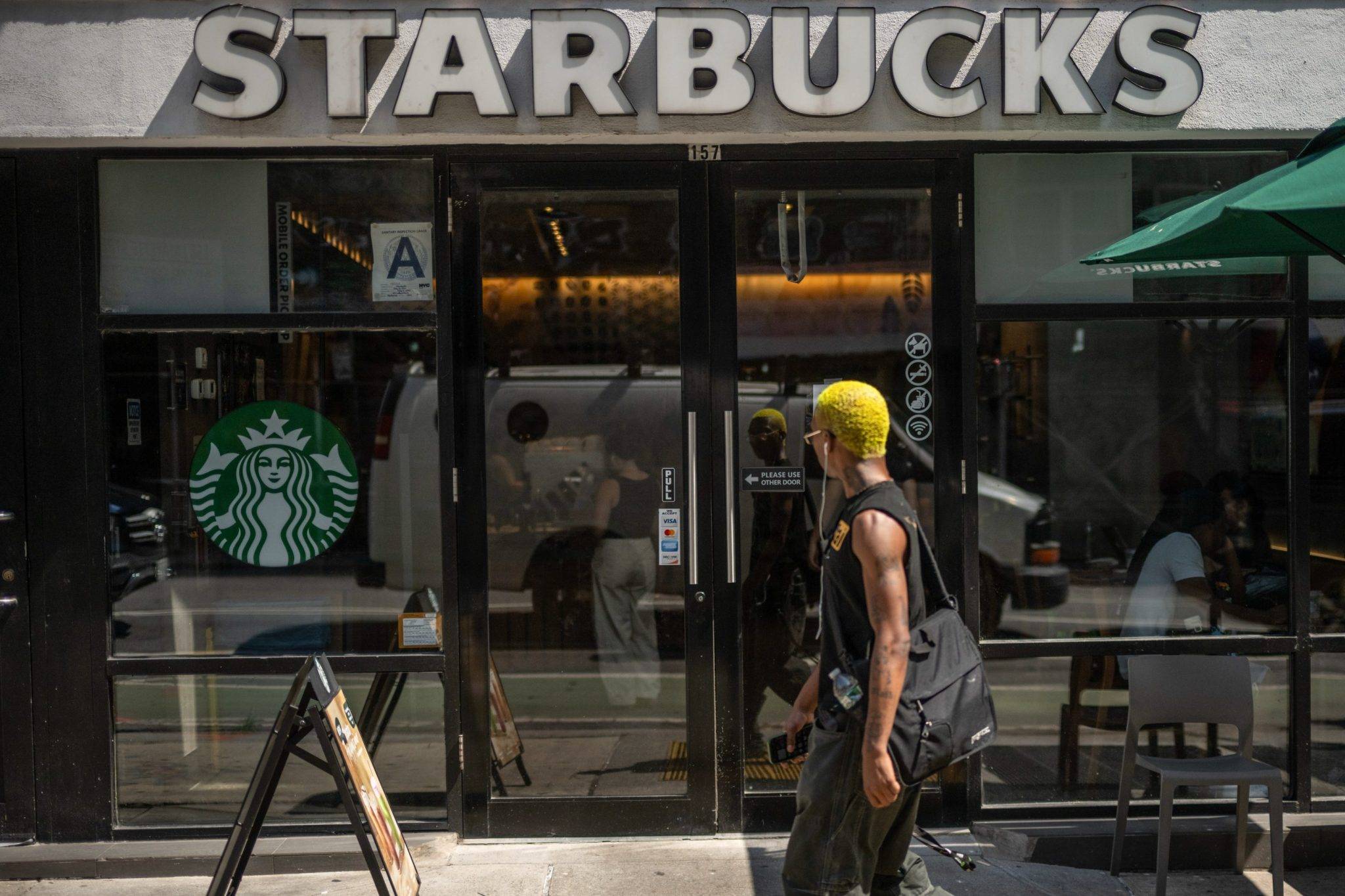 A Starbucks está perdendo terreno com a Geração Z, algo que admitiu tacitamente em seu último balanço. Victor J. Blue—Bloomberg/Getty Images
