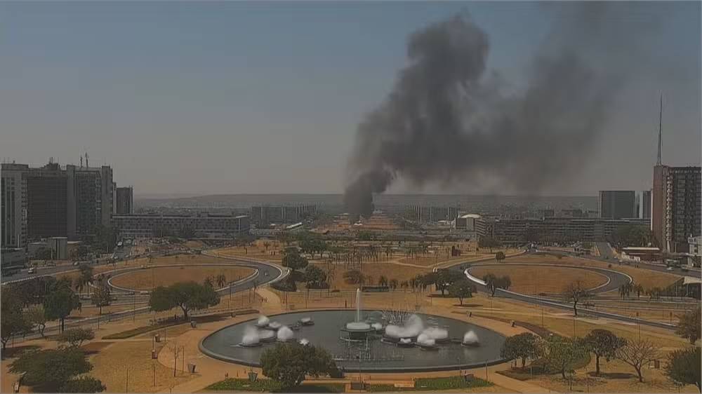 Fumaça na Esplanada dos Ministérios, em Brasília — Foto: Reprodução/TV Globo