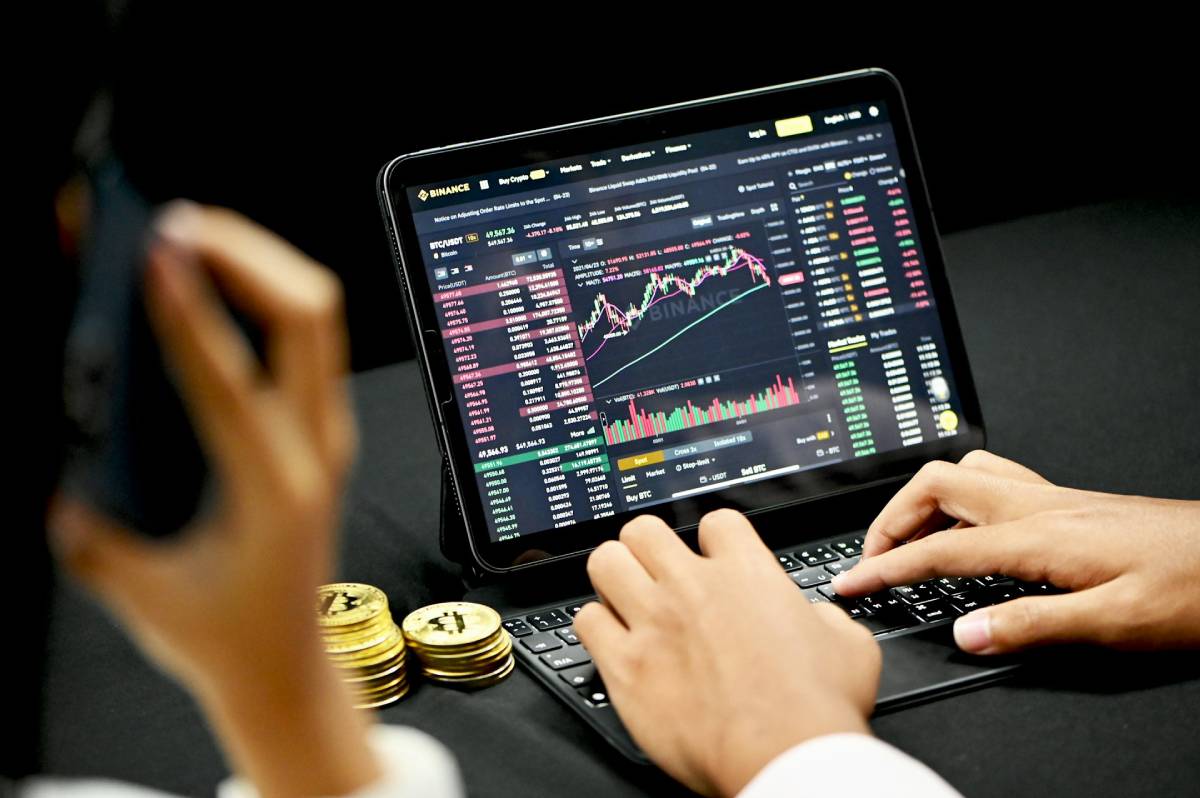 A imagem mostra dois analistas observando um grafico de ativos financeiros; crédito: banco de imagens livres.