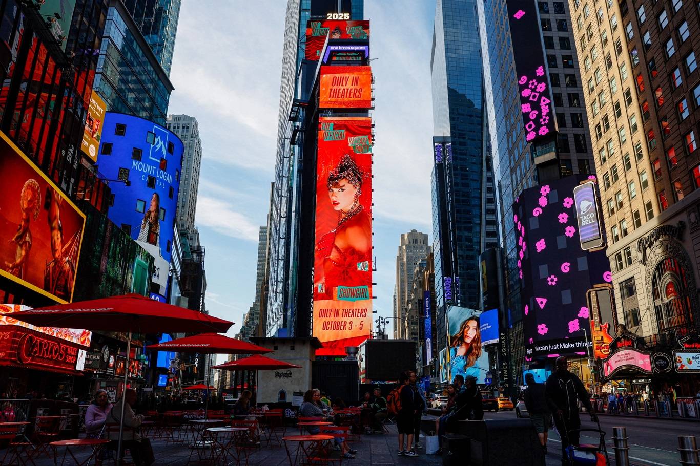 Um outdoor anuncia "A Festa Oficial de Lançamento de A Showgirl", um filme que celebra o novo álbum de Taylor Swift, "The Life of a Showgirl", na Times Square, em Nova York, EUA, 3 de outubro de 2025. REUTERS/Kylie Cooper TPX IMAGES OF THE DAY

