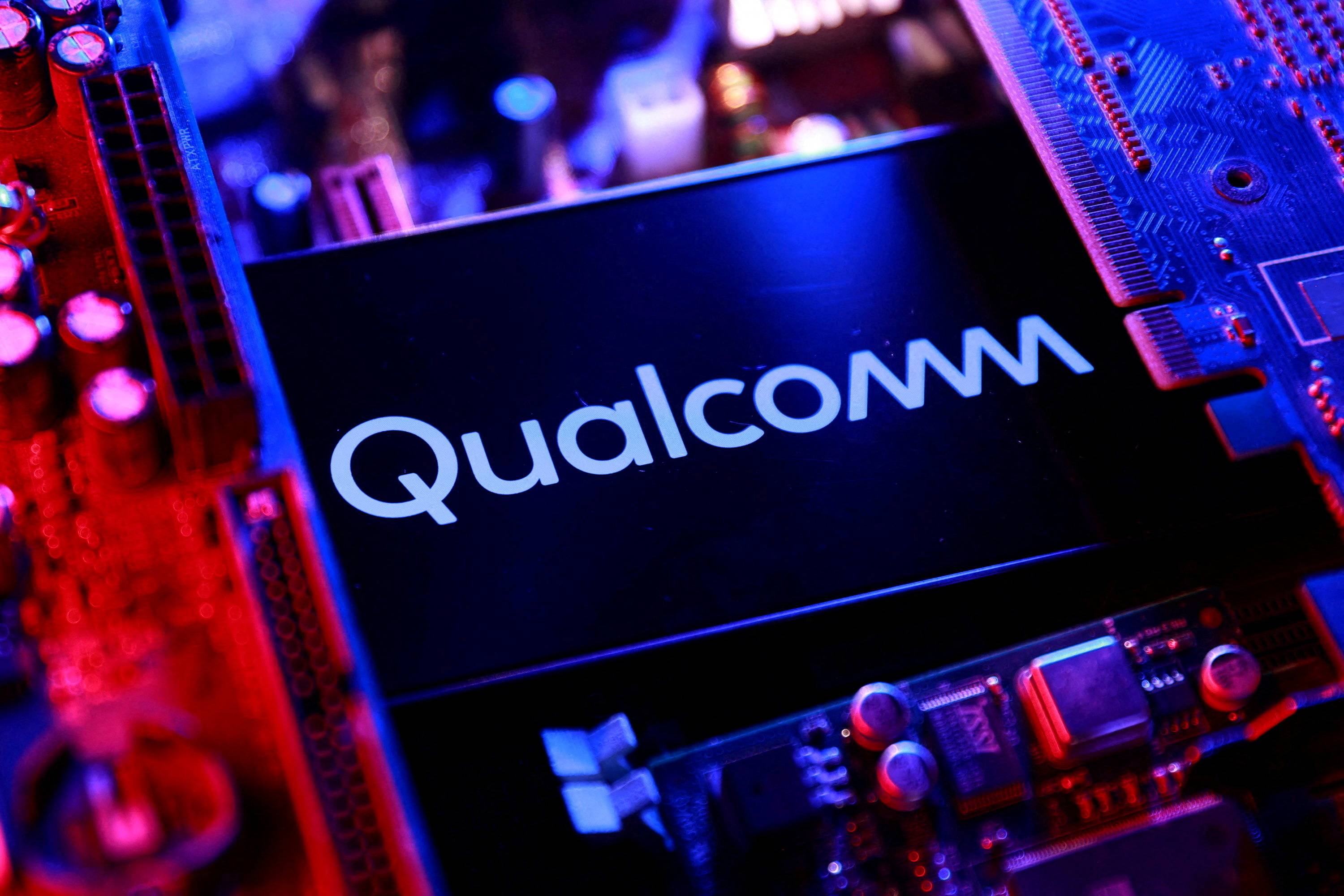 Um logotipo da Qualcomm e uma placa-mãe de computador aparecem nesta ilustração criada em 25 de agosto de 2025. REUTERS/Dado Ruvic/Ilustração/Foto de arquivo