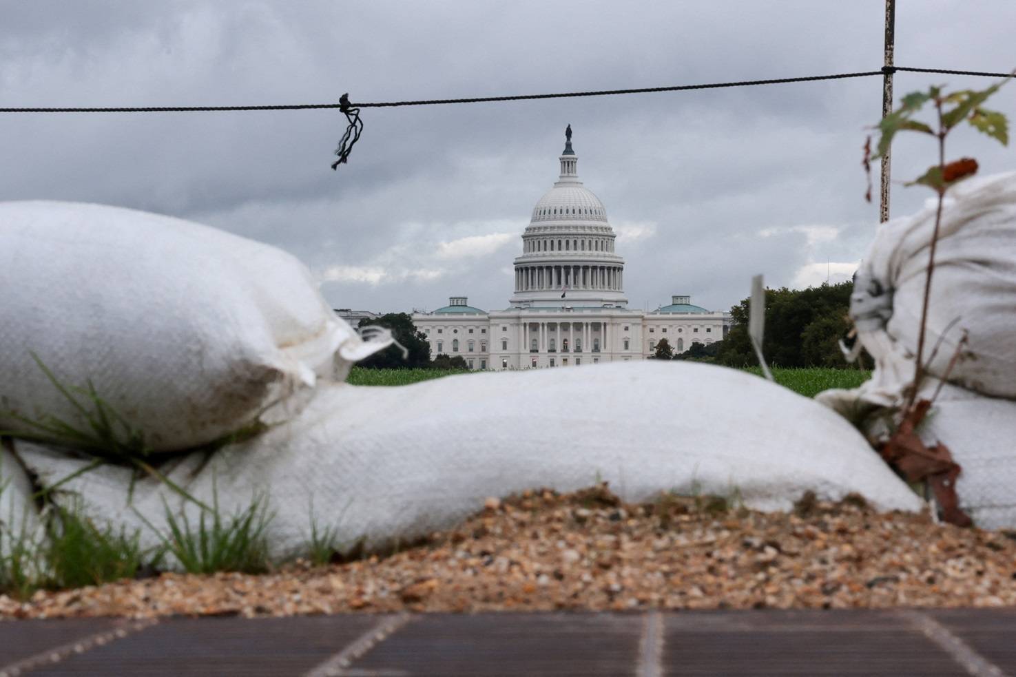 O Capitólio dos Estados Unidos, ao fundo, protegido por sacos de areia no National Mall, durante a paralisação parcial contínua do governo federal, no Capitólio, em Washington, D.C., EUA, em 8 de outubro de 2025. (REUTERS/Jonathan Ernst)

