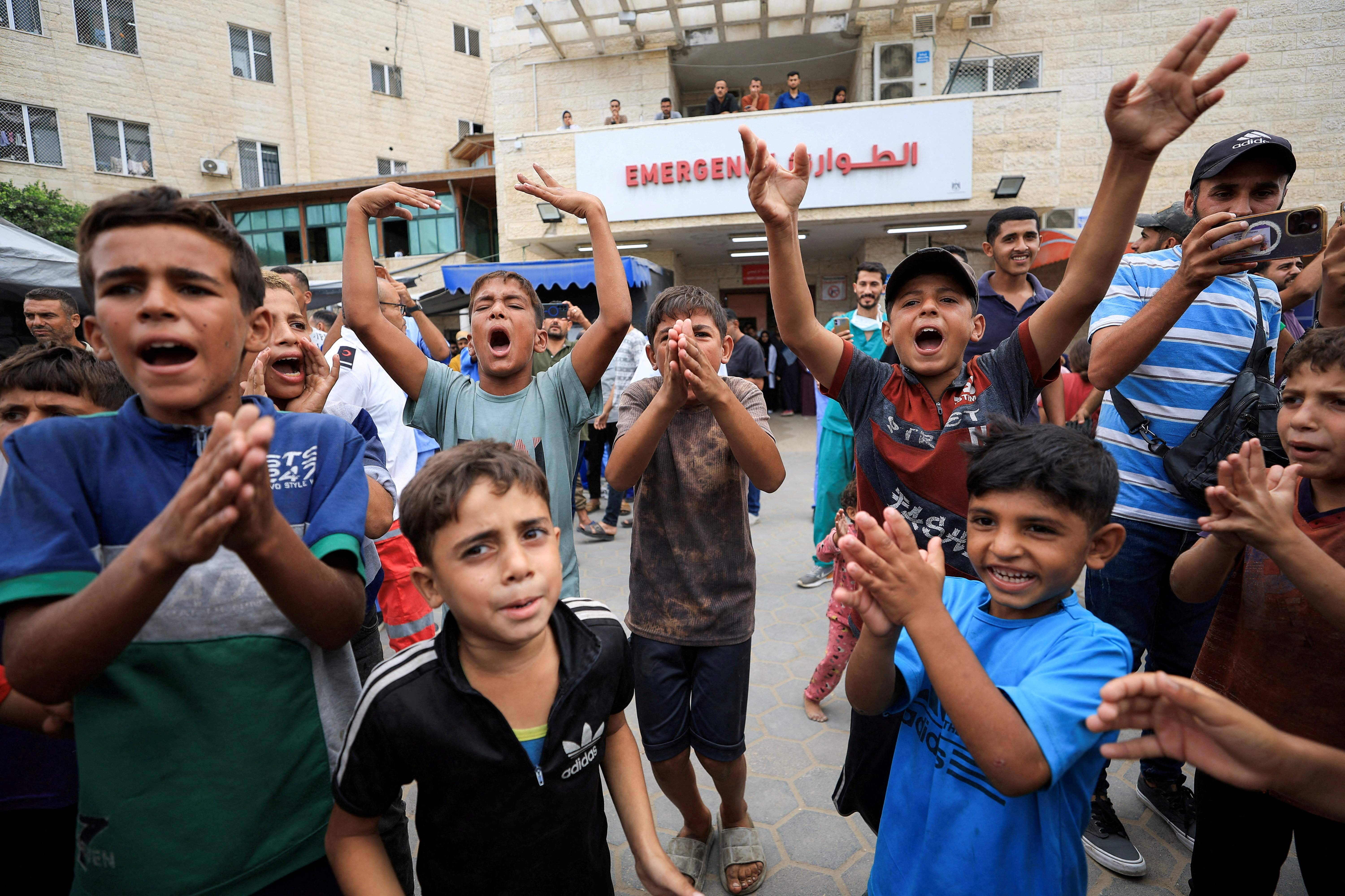 Crianças palestinas celebram em Deir al-Balah, centro de Gaza 9/10/2025 REUTERS/Dawoud Abu Alkas