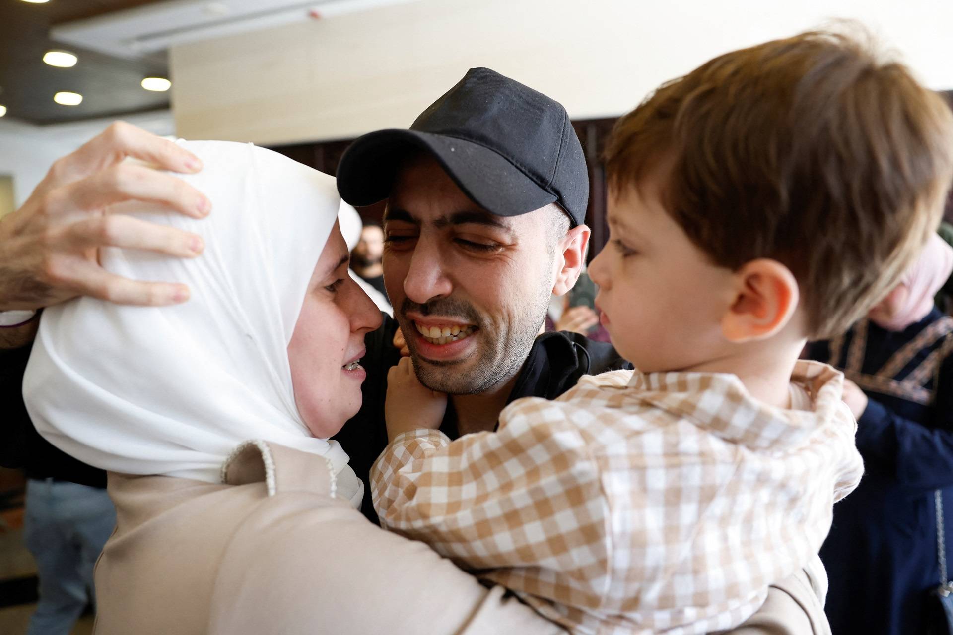 Um prisioneiro palestino libertado é recebido após ser libertado de uma prisão israelense como parte de uma troca de reféns e prisioneiros e um acordo de cessar-fogo em Gaza entre o Hamas e Israel, em Ramallah, na Cisjordânia ocupada por Israel, em 13 de outubro de 2025. REUTERS/Mohammed Torokman