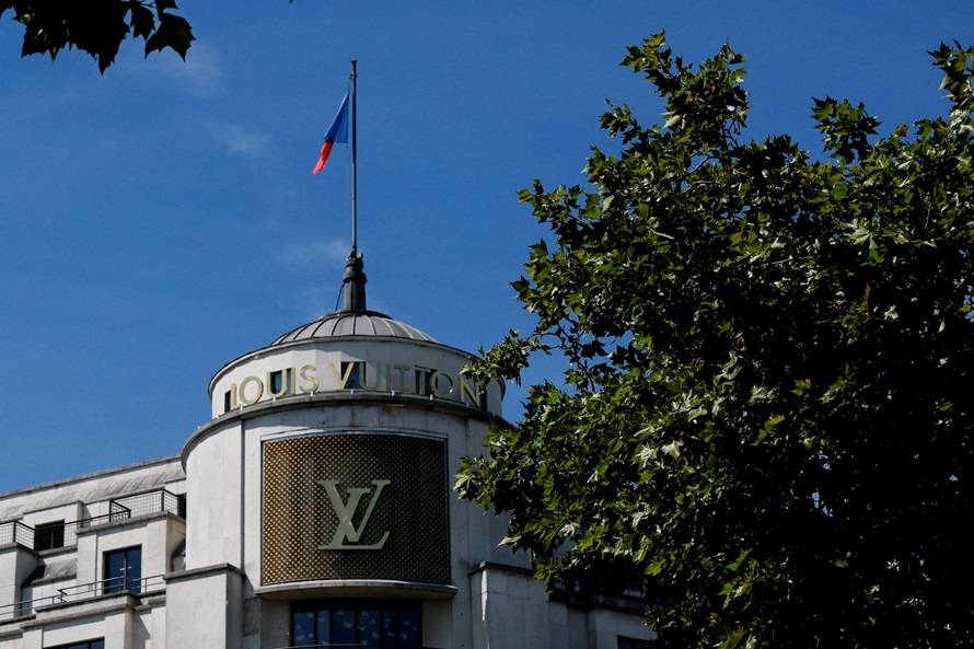 Logo da Louis Vuitton visto do lado de fora de uma loja na avenida Champs-Élysées, em Paris, França, 3 de agosto de 2025. Foto: REUTERS/Stephanie Lecocq/Arquivo

