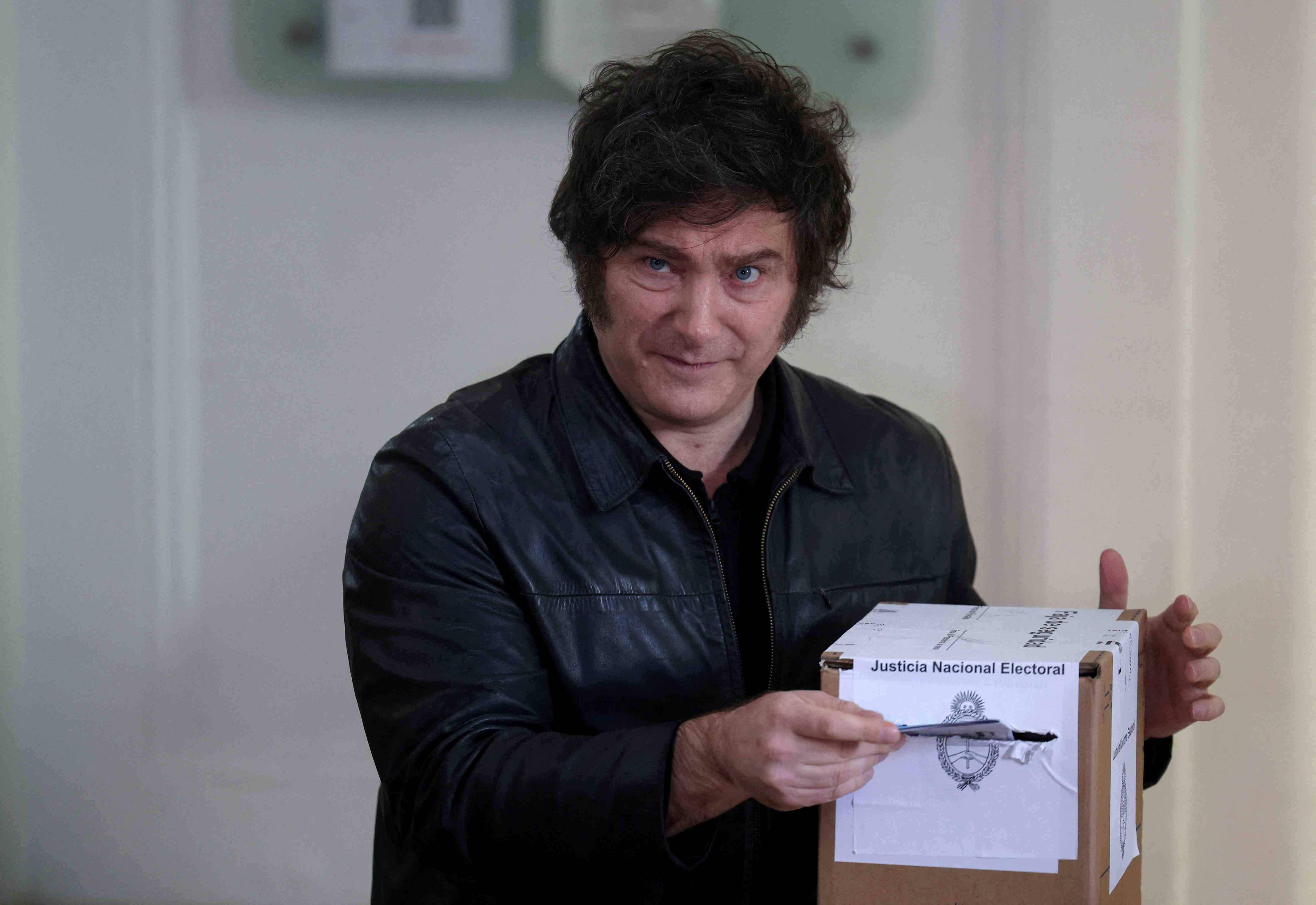 Presidente da Argentina, Javier Milei, vota em eleições legislativas de meio de mandato em Buenos Aires 26/10/2025 REUTERS/Cristina Sille