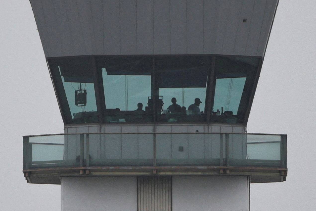 FOTO DE ARQUIVO: Controladores de tráfego aéreo retomam operações um dia após o Aeroporto Hollywood Burbank operar por horas sem uma torre de controle com equipe devido à falta de pessoal em meio à paralisação do governo dos EUA, em Burbank, Califórnia, EUA, 7 de outubro de 2025. REUTERS/Daniel Cole/FOTO DE ARQUIVO

