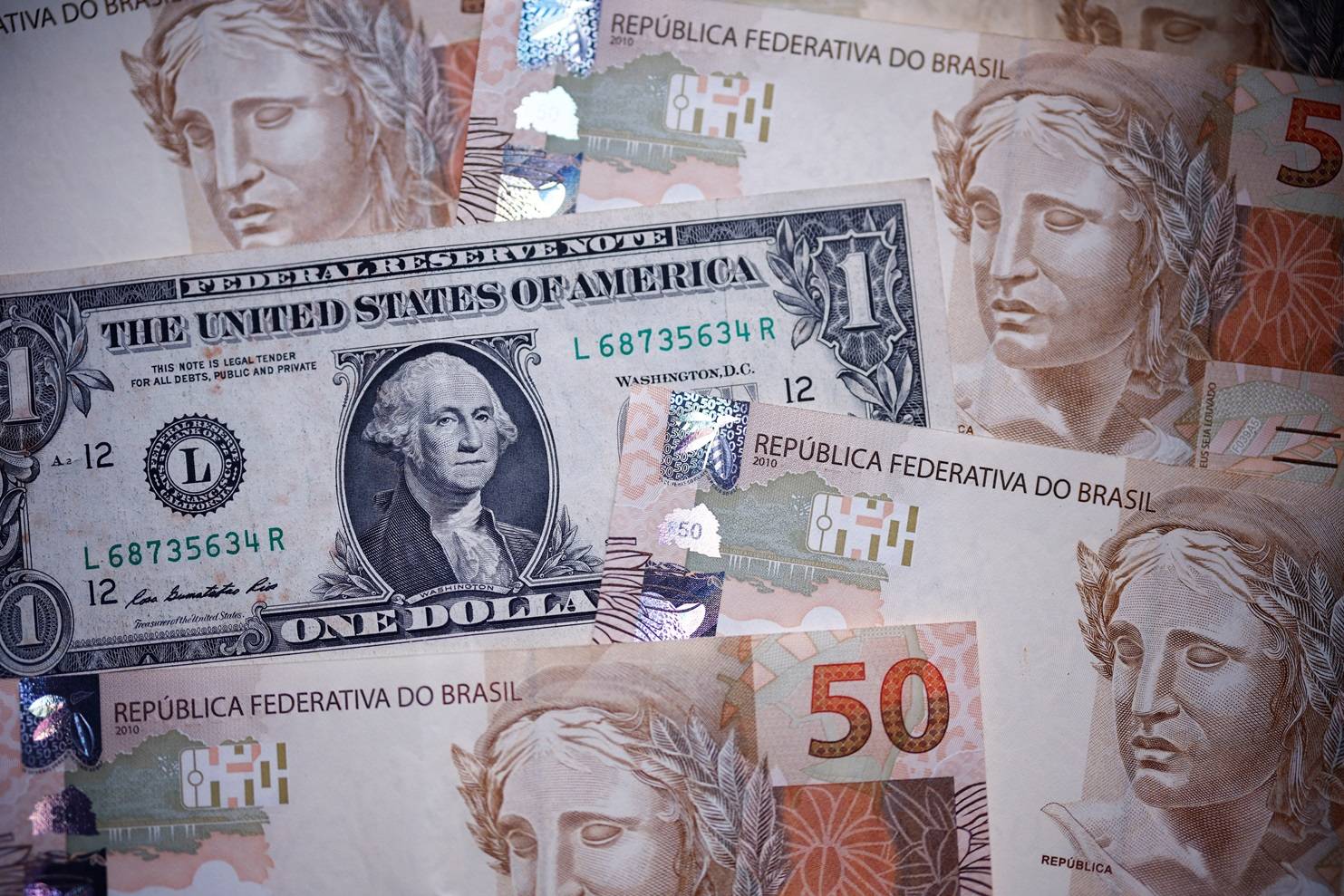 Notas de real e dólar em imagem de ilustração
18 de dezembro de 2024
REUTERS/Amanda Perobelli