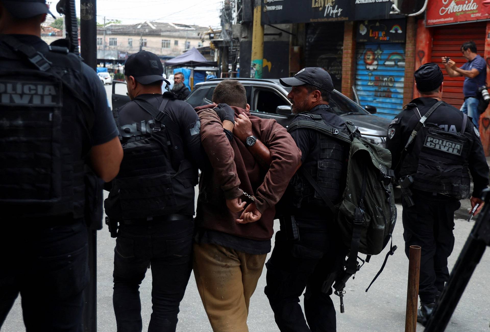 Um homem é detido por policiais durante uma operação policial contra o tráfico de drogas na favela da Penha, no Rio de Janeiro, Brasil, em 28 de outubro de 2025. REUTERS/Aline Massuca